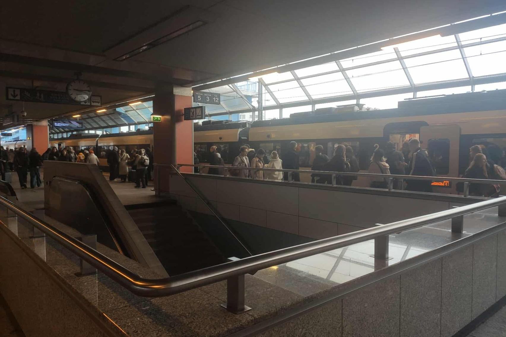 Tłumy młodzieży na dworcach ? Intercity kusi przejazdami za złotówkę