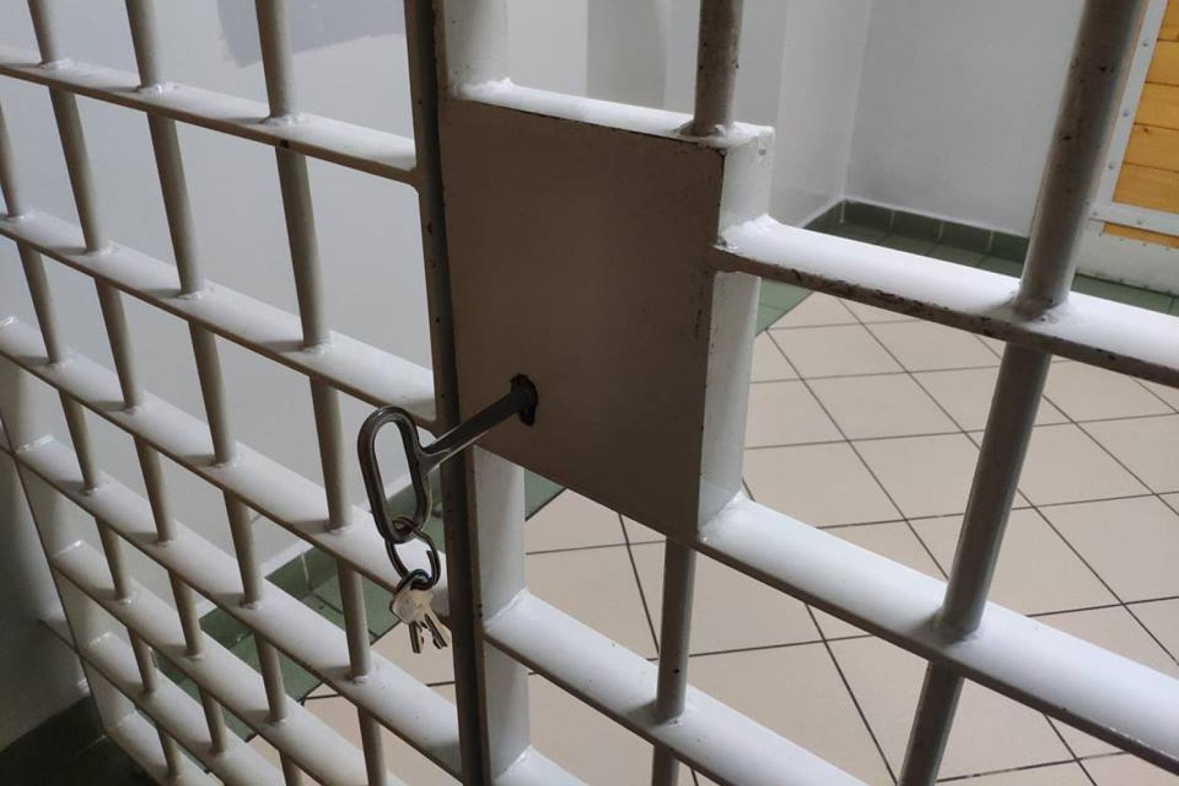 Podpalił własny dom, w środku zostawił 92-letniego dziadka i jego opiekuna. Są zarzuty dla 35-latka