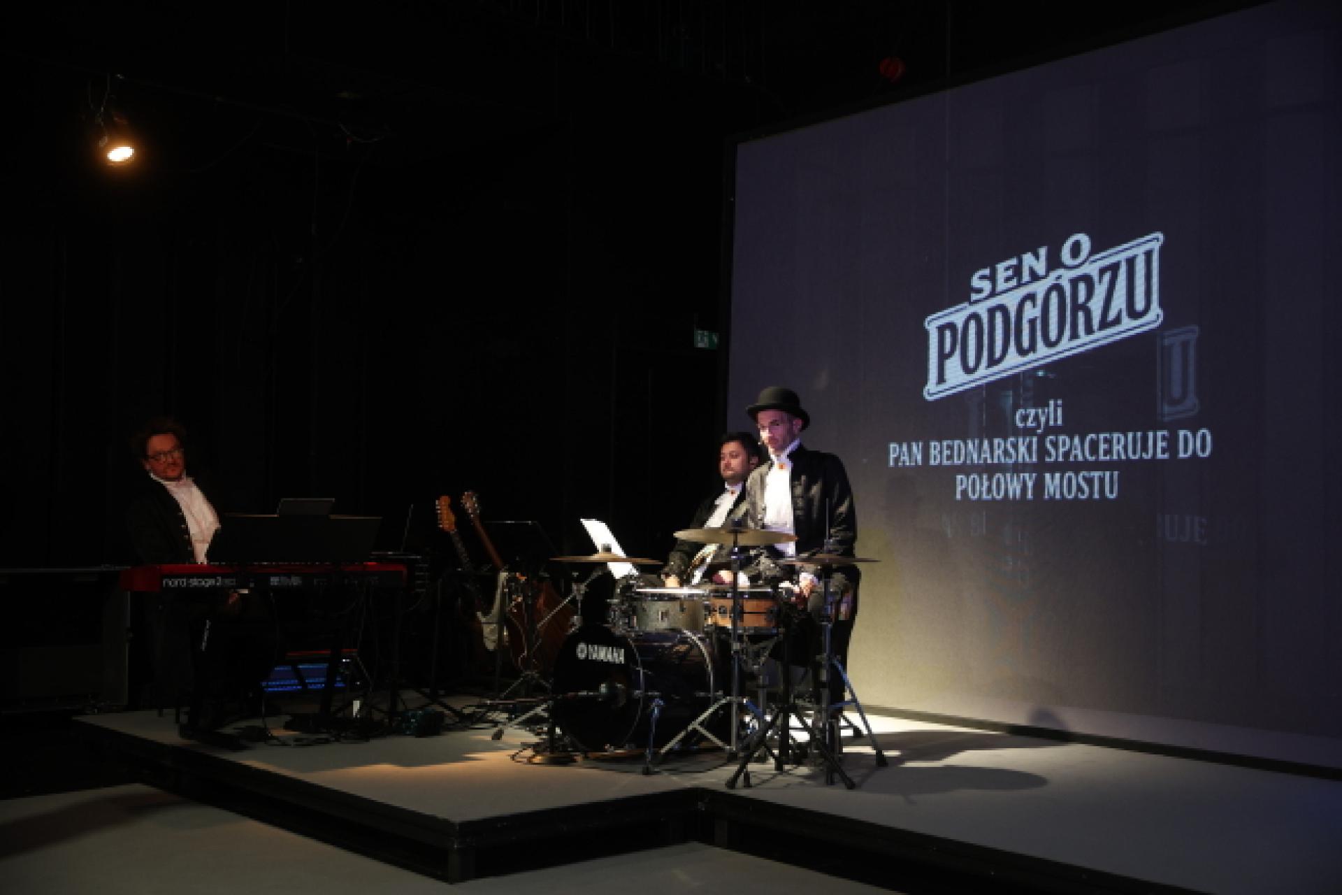 "Sen o Podgórzu czyli pan Bednarski spaceruje do połowy mostu" w zmienionej formie trafi na deski teatru