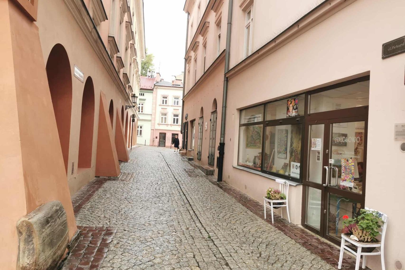 Parasolki wrócą na ul. Piekarską w Tarnowie? realizowane są prace nad nowym sposobem montażu