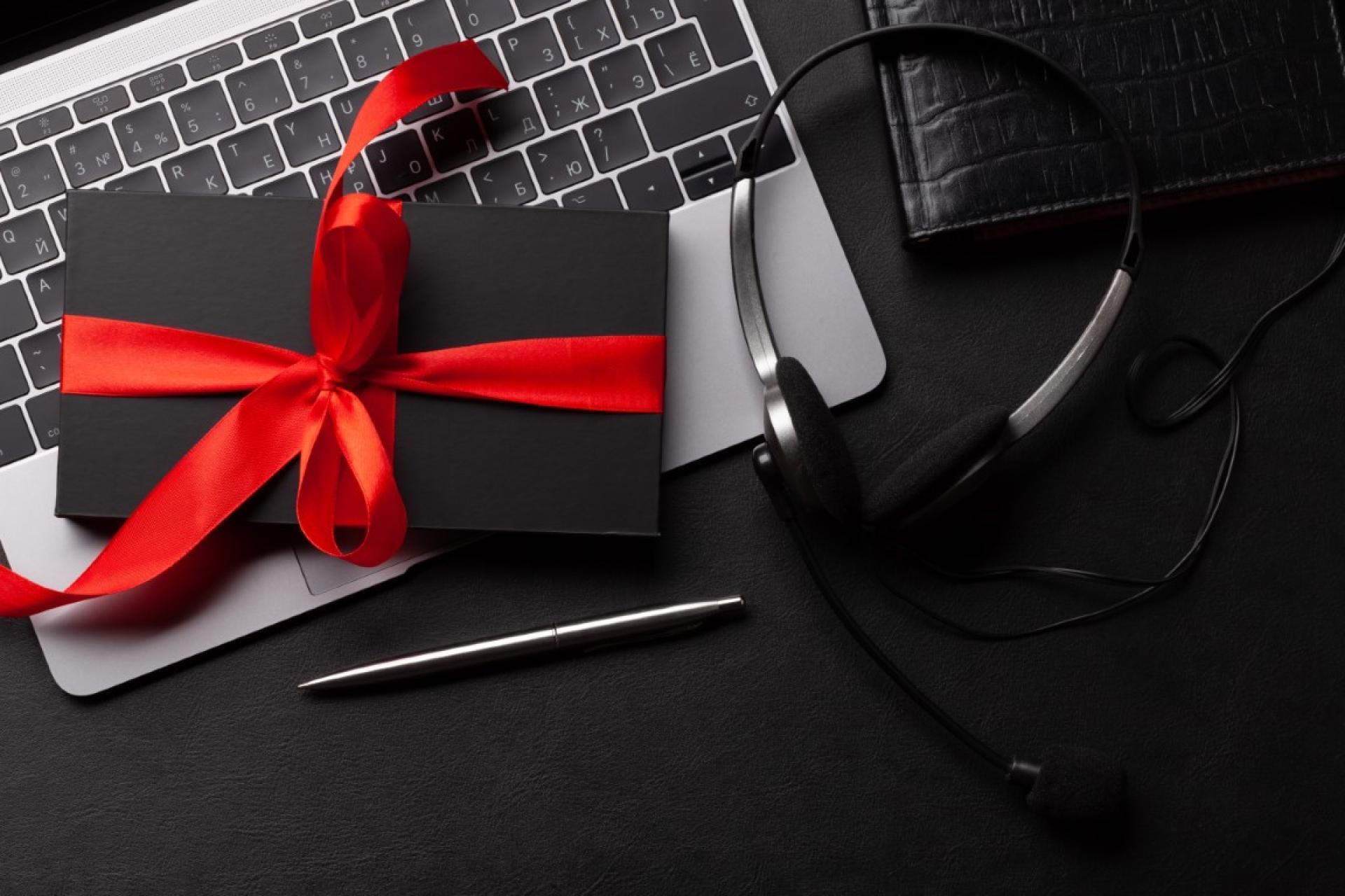 Trendy 2025 w świecie firmowych upominków. Rozmowa z ekspertami z GiftDesign.pl, twórcami gadżetów dla Wisły Kraków