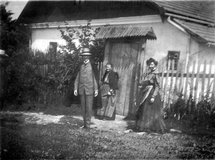  W.Weiss z siostrą i matką przed domem w Kalwarii, ok.1910 r. (fot. z archiwum Rodziny) 