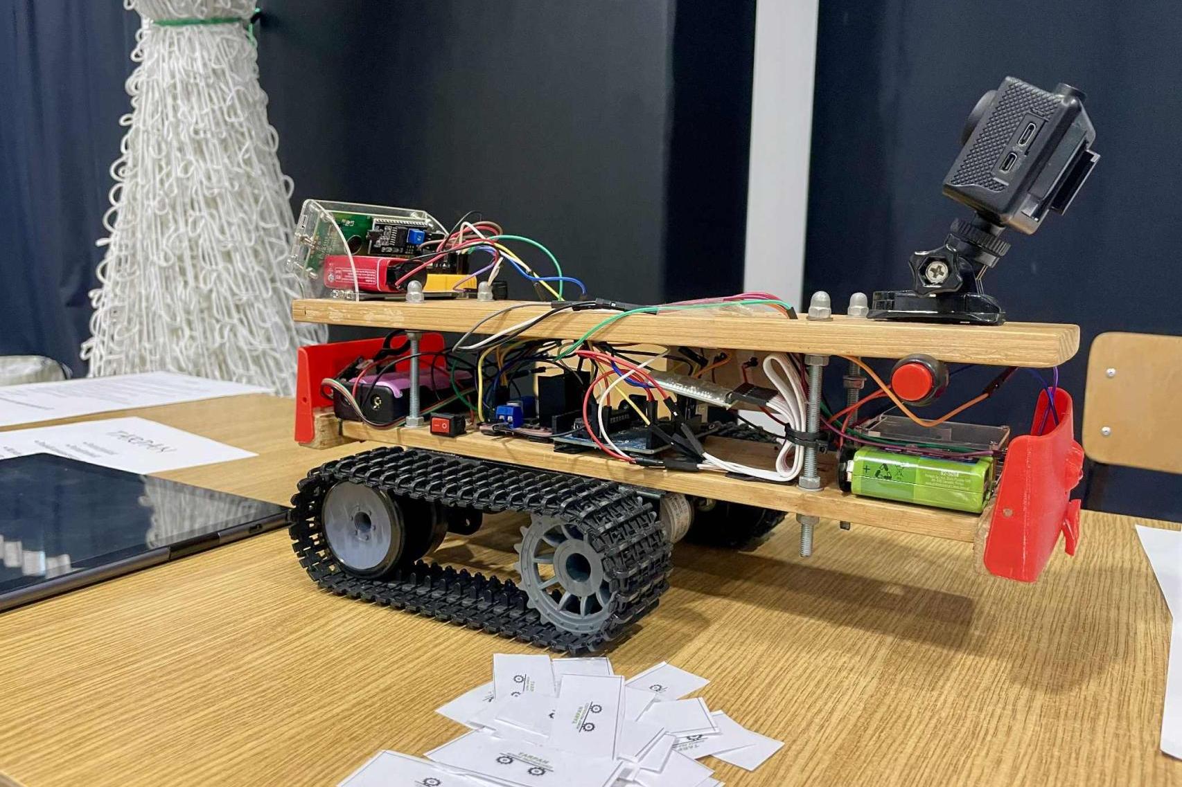 Pobiera próbki gleby, lata, walczy - zawody ROBOCOMP 2025 na AGH