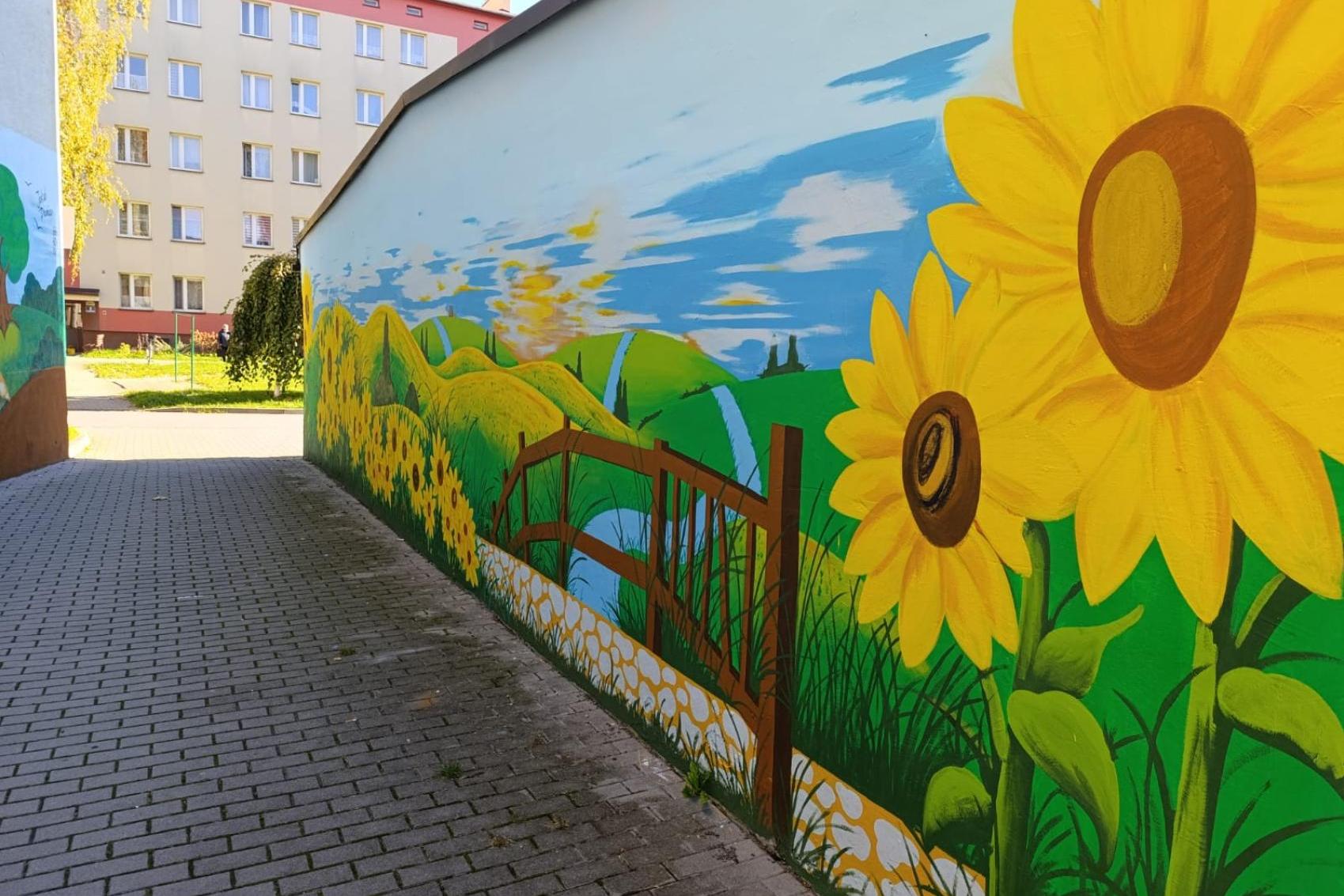 Zamiast wulgaryzmów ? sztuka. Murale zmieniają Osiedle Chemików w Oświęcimiu. ZDJĘCIA