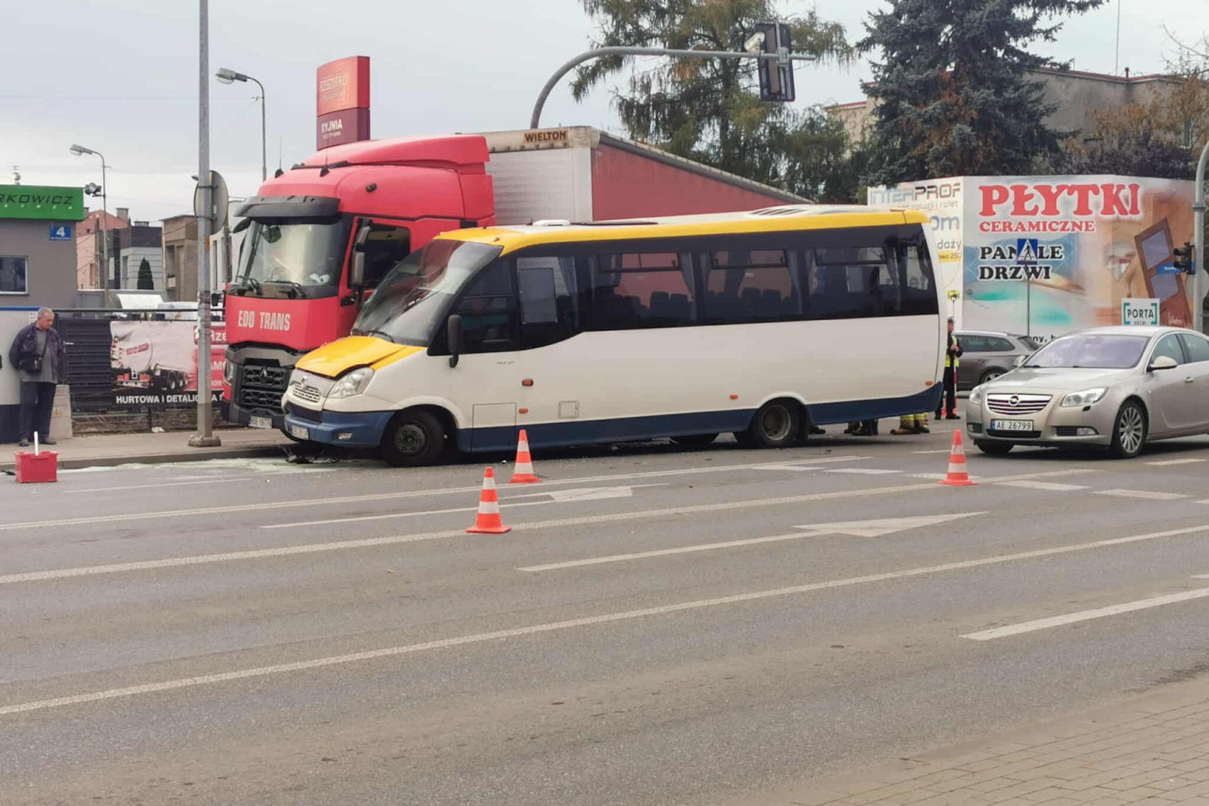Groźne zderzenie na wjeździe do centrum Tarnowa. Pasażerowie wychodzili z busa przez okno