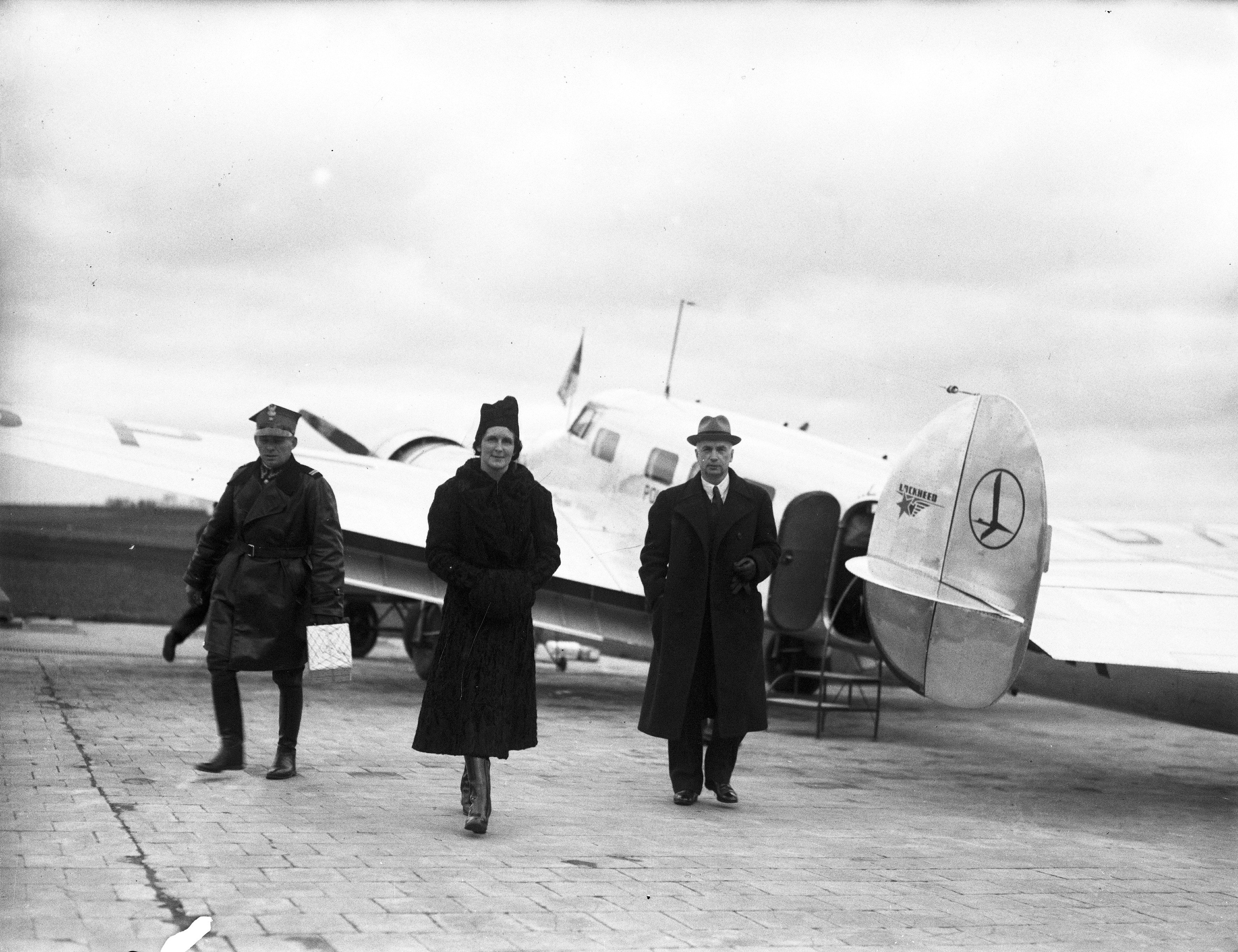 Gen. Kazimierz Sosnkowski z żoną Jadwigą na lotnisku w Krakowie . W tle samolot Lockheed L-10 Electra należący do Polskich Linii Lotniczych” Lot”, 1938 /NAC