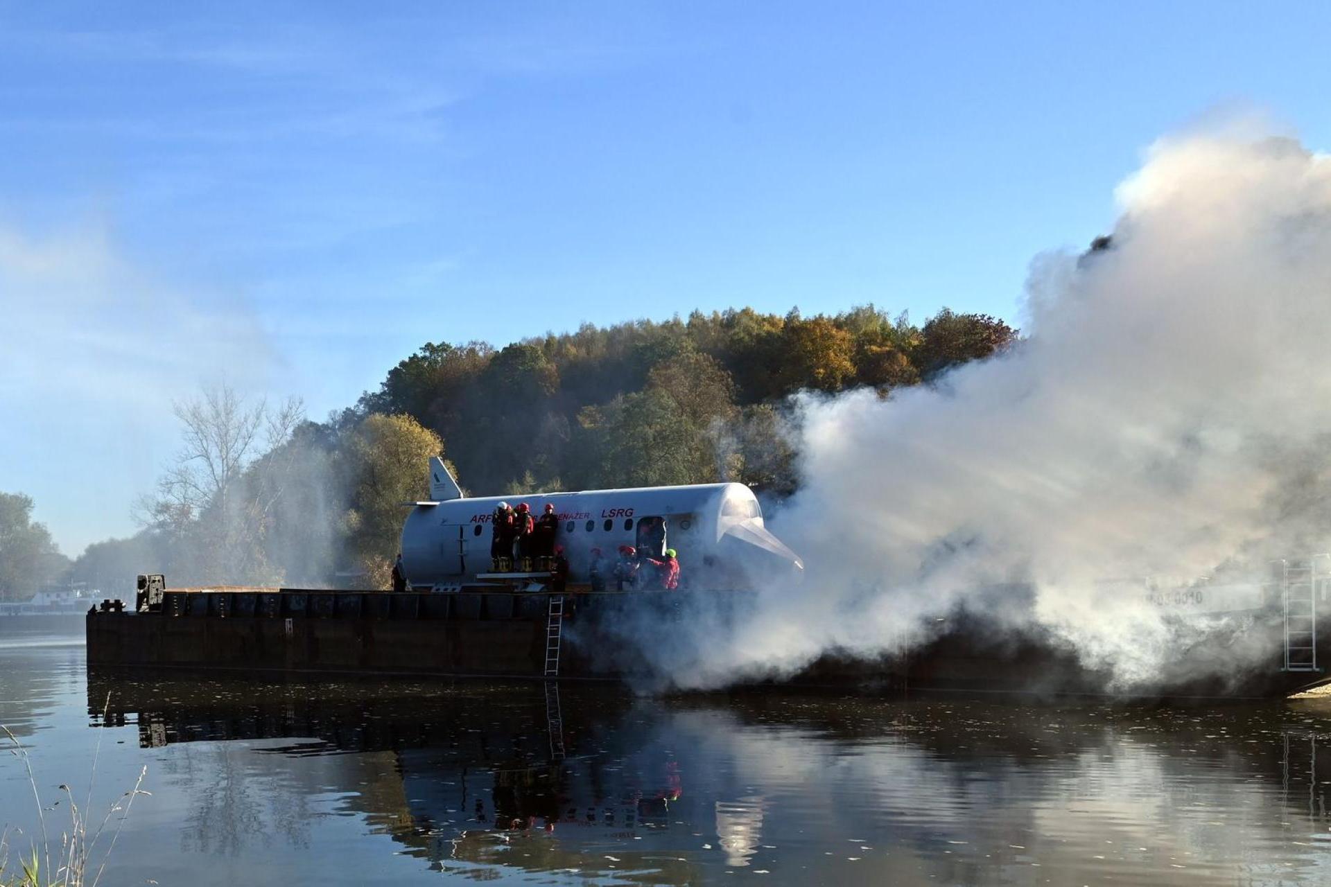 Awaryjne lądowanie samolotu na Wiśle w Krakowie, pożar w kabinie - na szczęście to tylko scenariusz