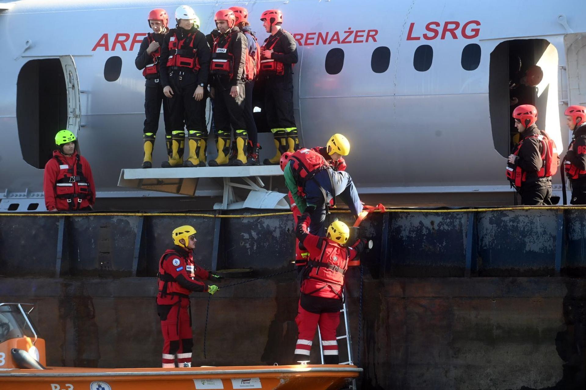 Czy leci z nami pilot? Leci i właśnie wodował. Widowiskowe ćwiczenia w Krakowie