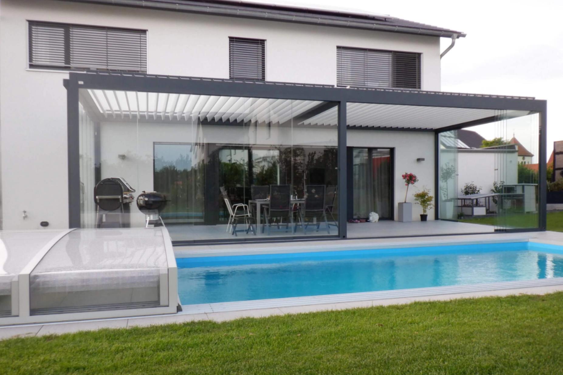 Jakie korzyści daje montaż nowoczesnego zadaszenia ogrodowego?