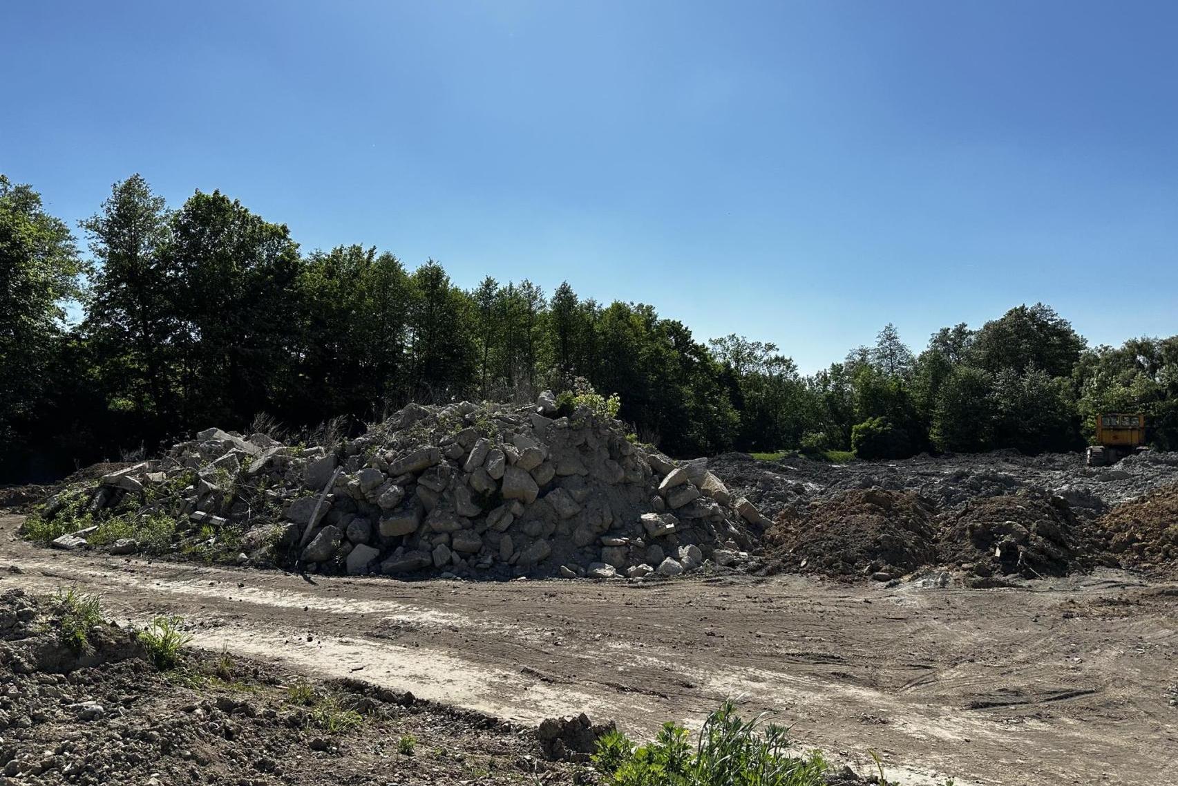 Prokuratura oskarża właściciela stawów w Masłomiącej. Grozi mu do dwóch lat więzienia