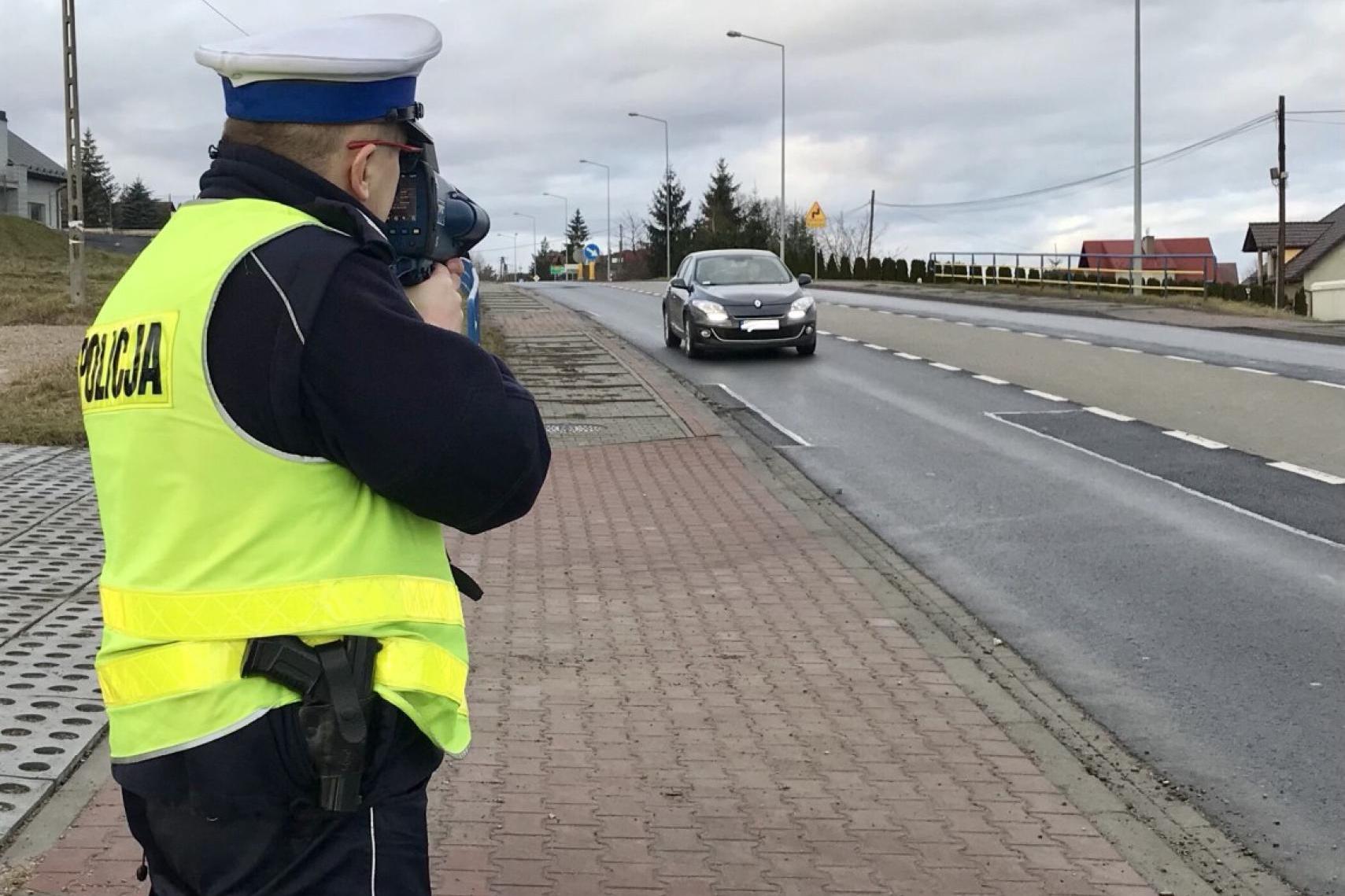 Wyjazdy na cmentarze ruszą w piątek. Według statystyk wtedy jest najwięcej wypadków