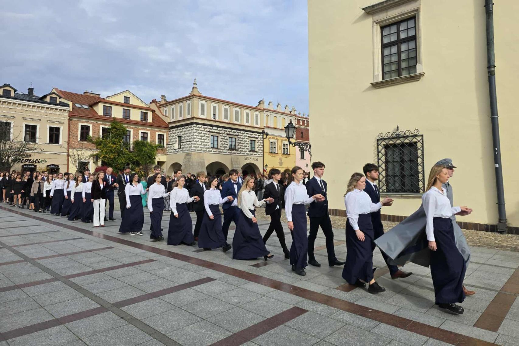 Tarnowianie zatańczyli poloneza na Rynku w rocznicę odzyskania niepodległości. WIDEO