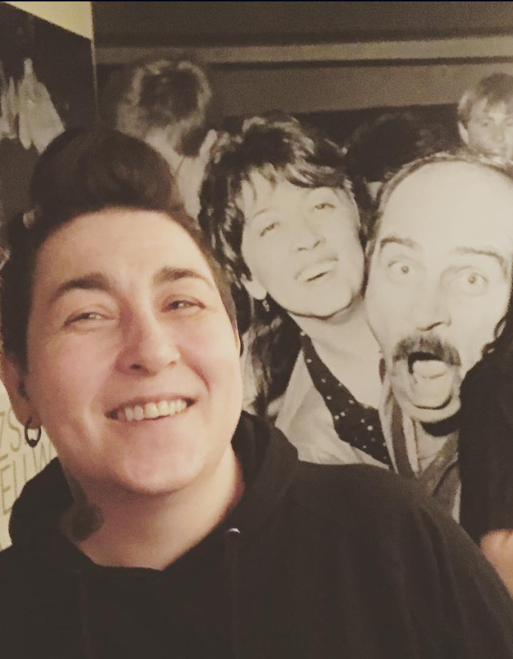 Agnieszka Zaucha na tle zdjęć z rodzicami