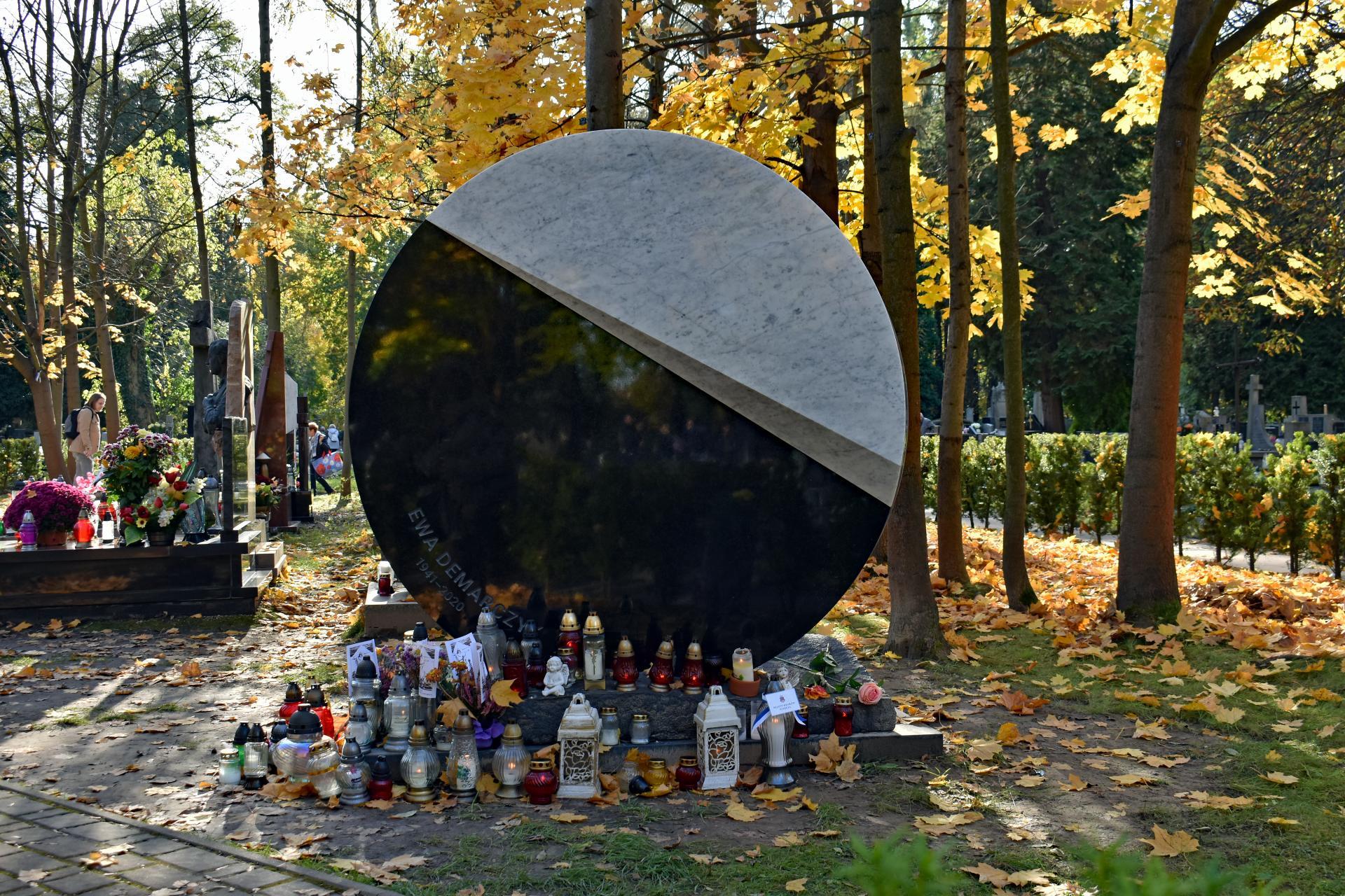 "Każdy był mi bliski". Krakowianie odwiedzają groby na cmentarzu Rakowickim