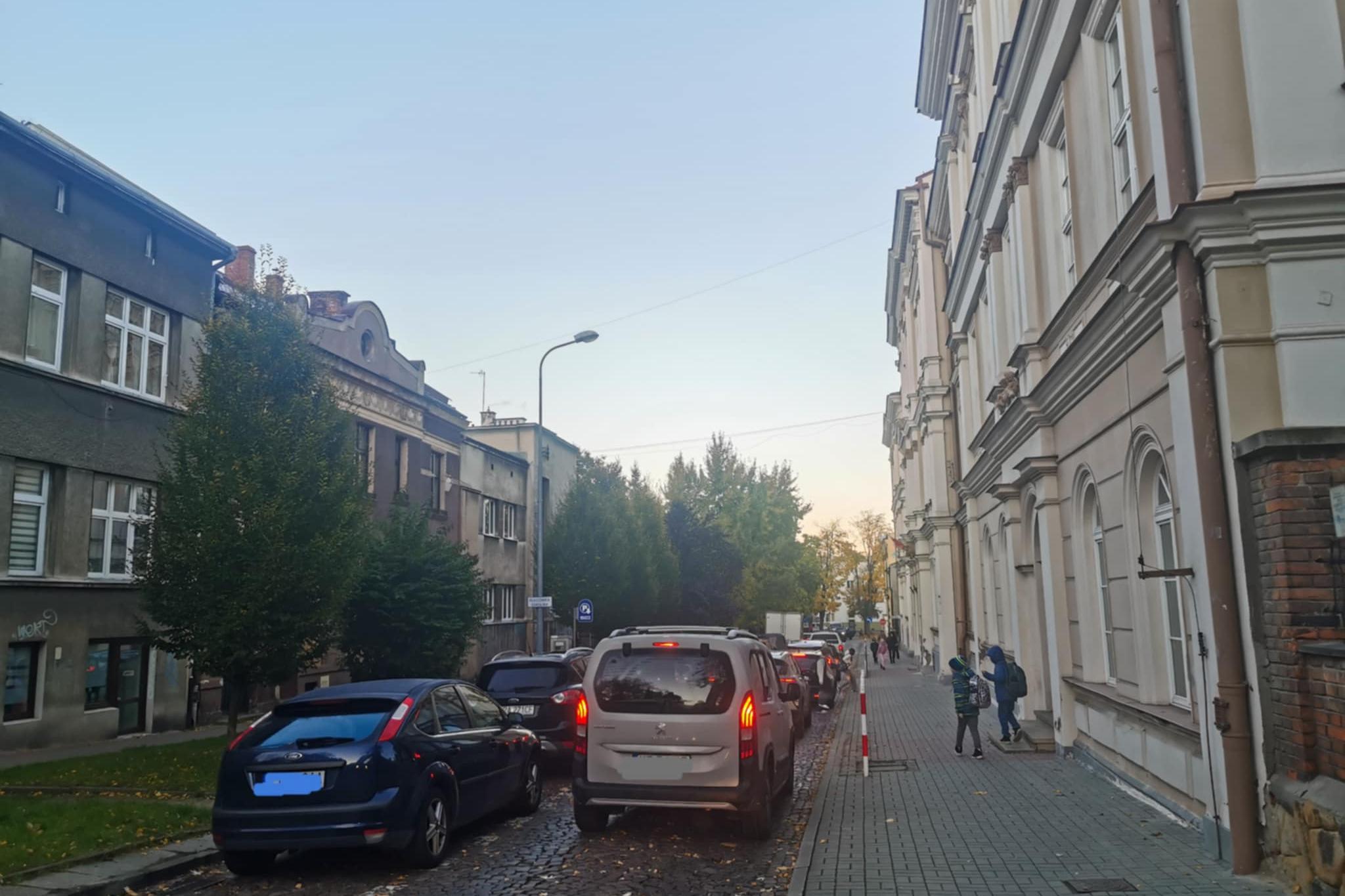 Ulica Kopernika w Tarnowie. Tu mieszczą się szkoły podstawowe, które miano połączyć.