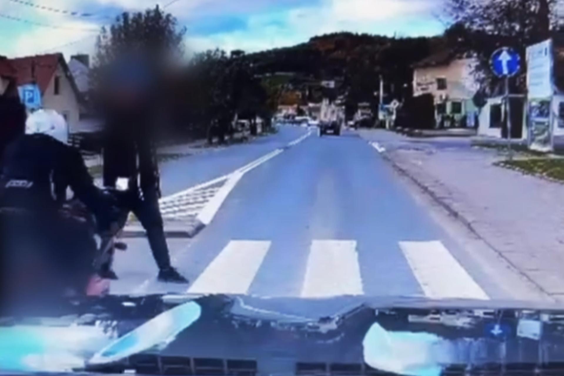 Motocyklista wyjechał w pieszego na pasach. Szokujące nagranie