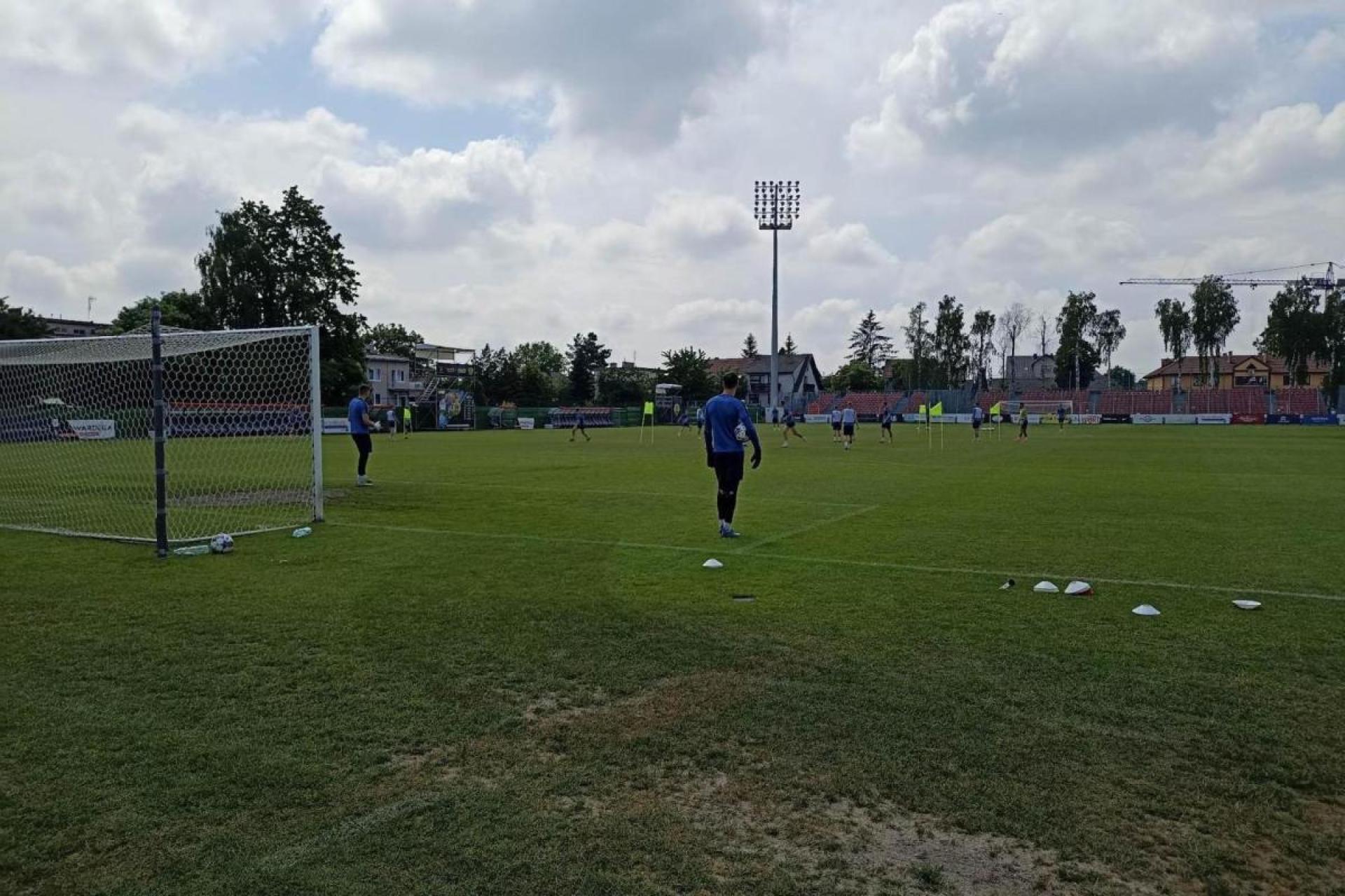 Zaległy mecz Puszczy ze Stalą Mielec zostanie rozegrany w środę