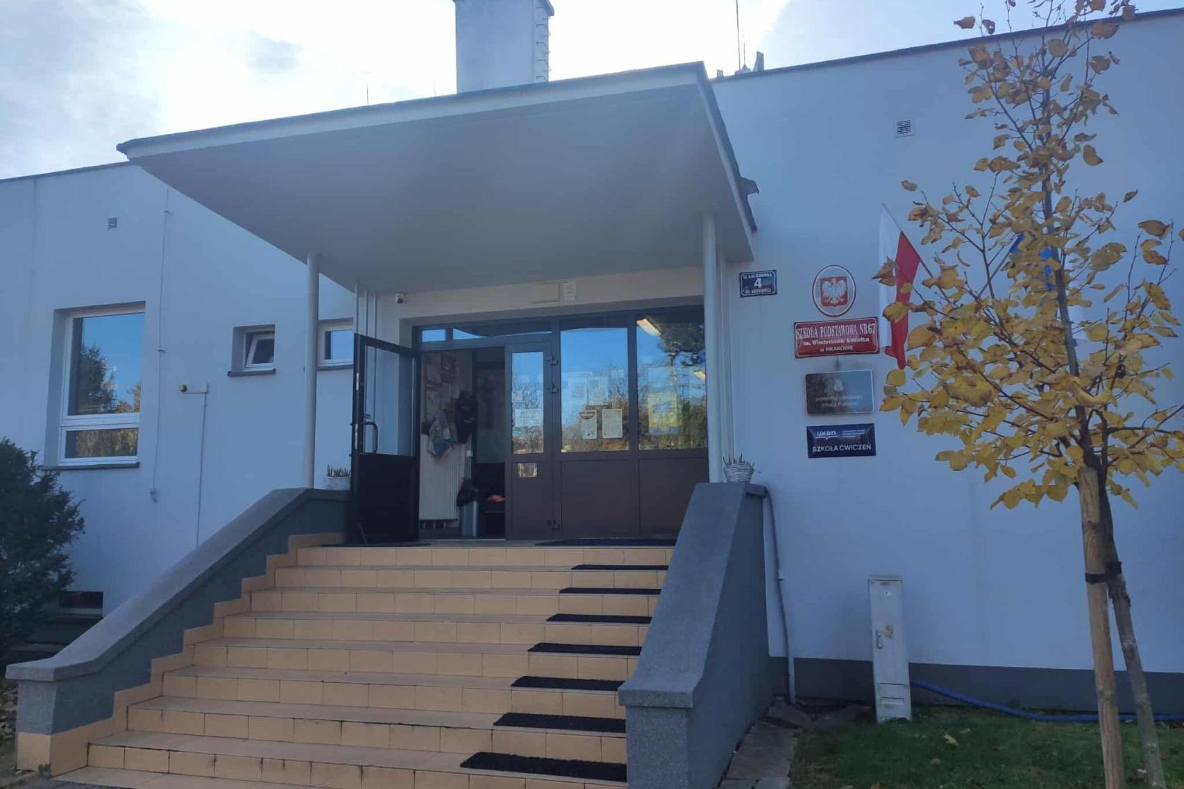 Grzyb, przeciekający dach i pękające ściany. Tak wygląda szkoła w... Krakowie