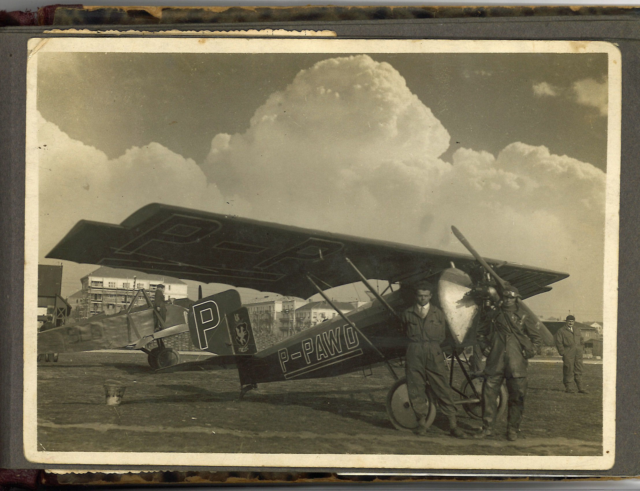 Stanisław (z prawej) i Mieczysław Działowscy przy samolocie DKD-III (fot. z albumu zdjęć rodzinnych Z.Zemana)