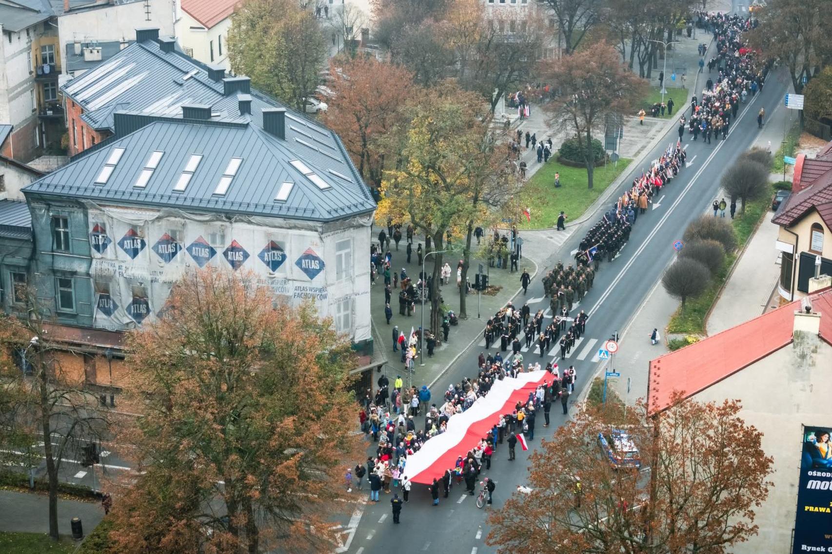 Oświęcim: ulicami miasta poniosą 20-metrową flagę Polski