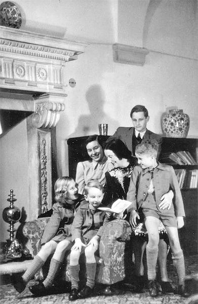  Brigitte Frank, żona Hansa Franka, z dziećmi na Wawelu