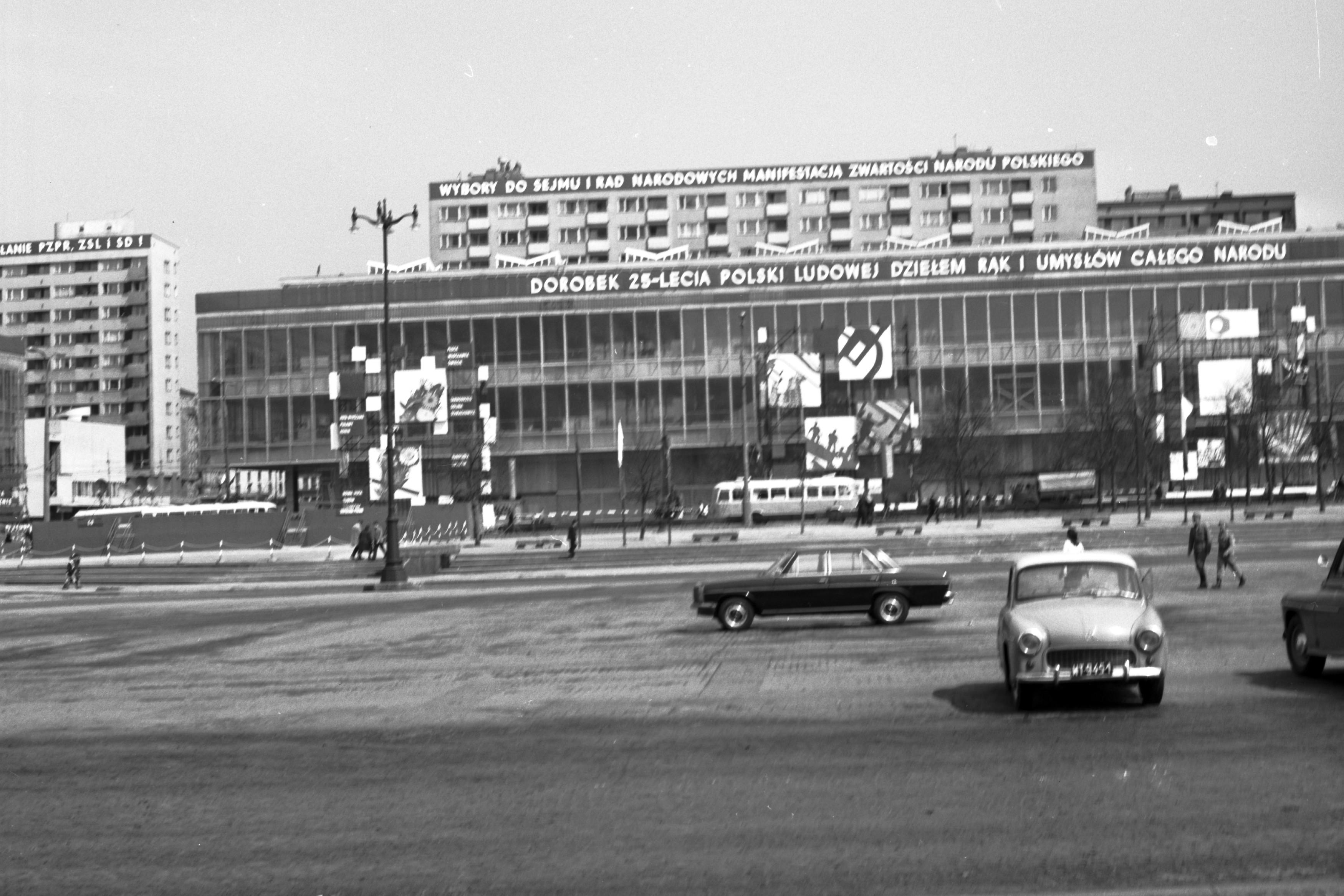 Napisy propagandowe podczas obchodów 1 Maja w Warszawie w 1969 roku / NAC 