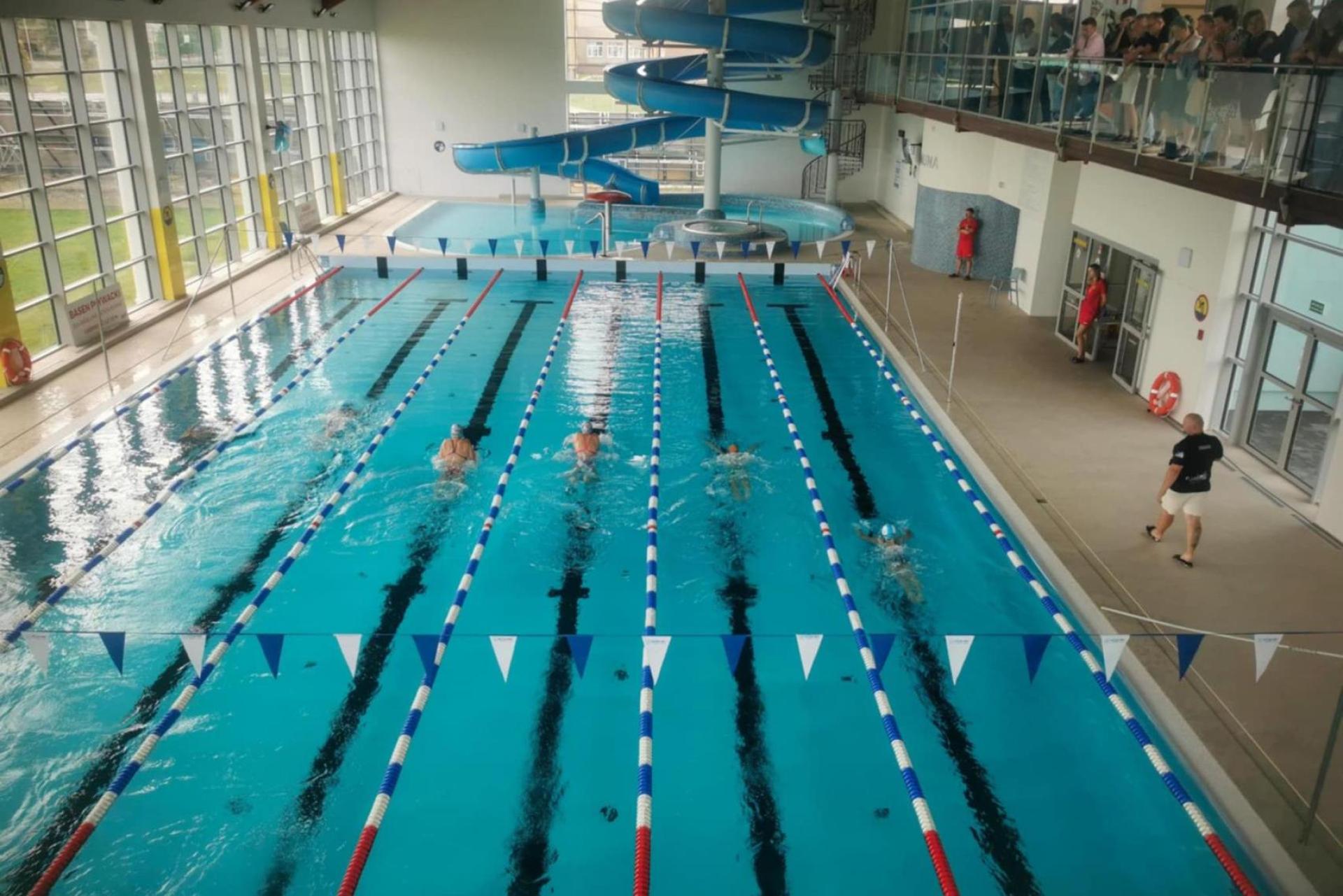 ?Nie stać nas na treningi". Basen w Brzesku droższy dla instruktorów