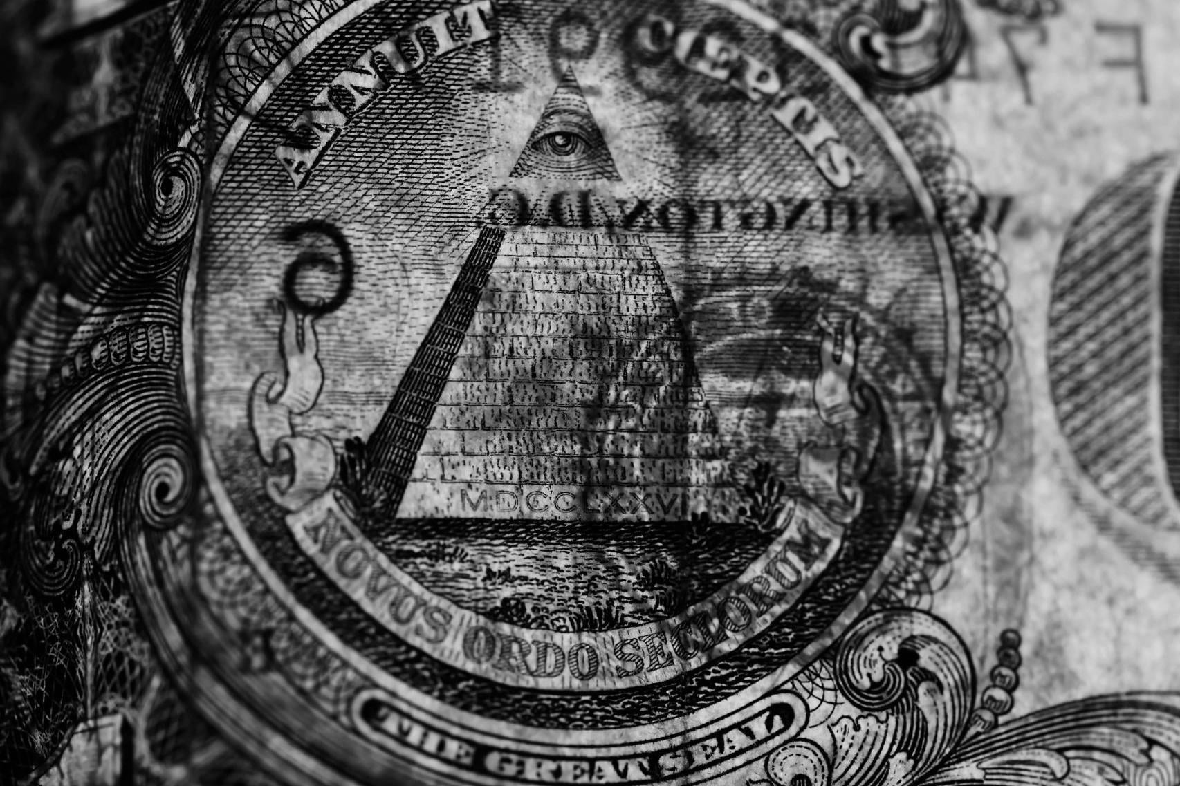 Gdy świat się wali, a mózg szuka winnych. Skąd bierze się wiara w teorie spiskowe?