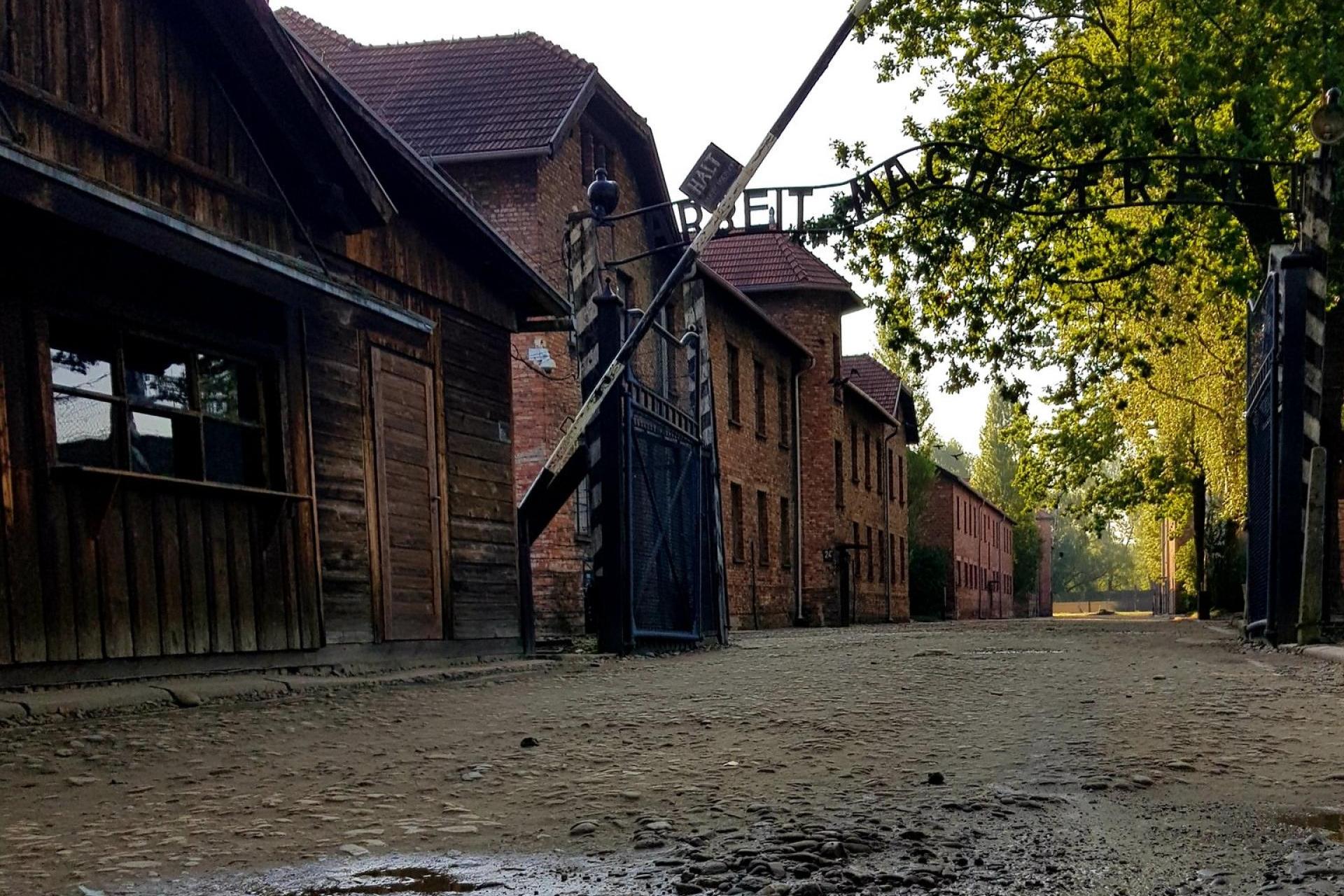 Cenne pamiątki i dokumenty z Auschwitz na aukcji. Komitet Oświęcimski krytykuje i apeluje