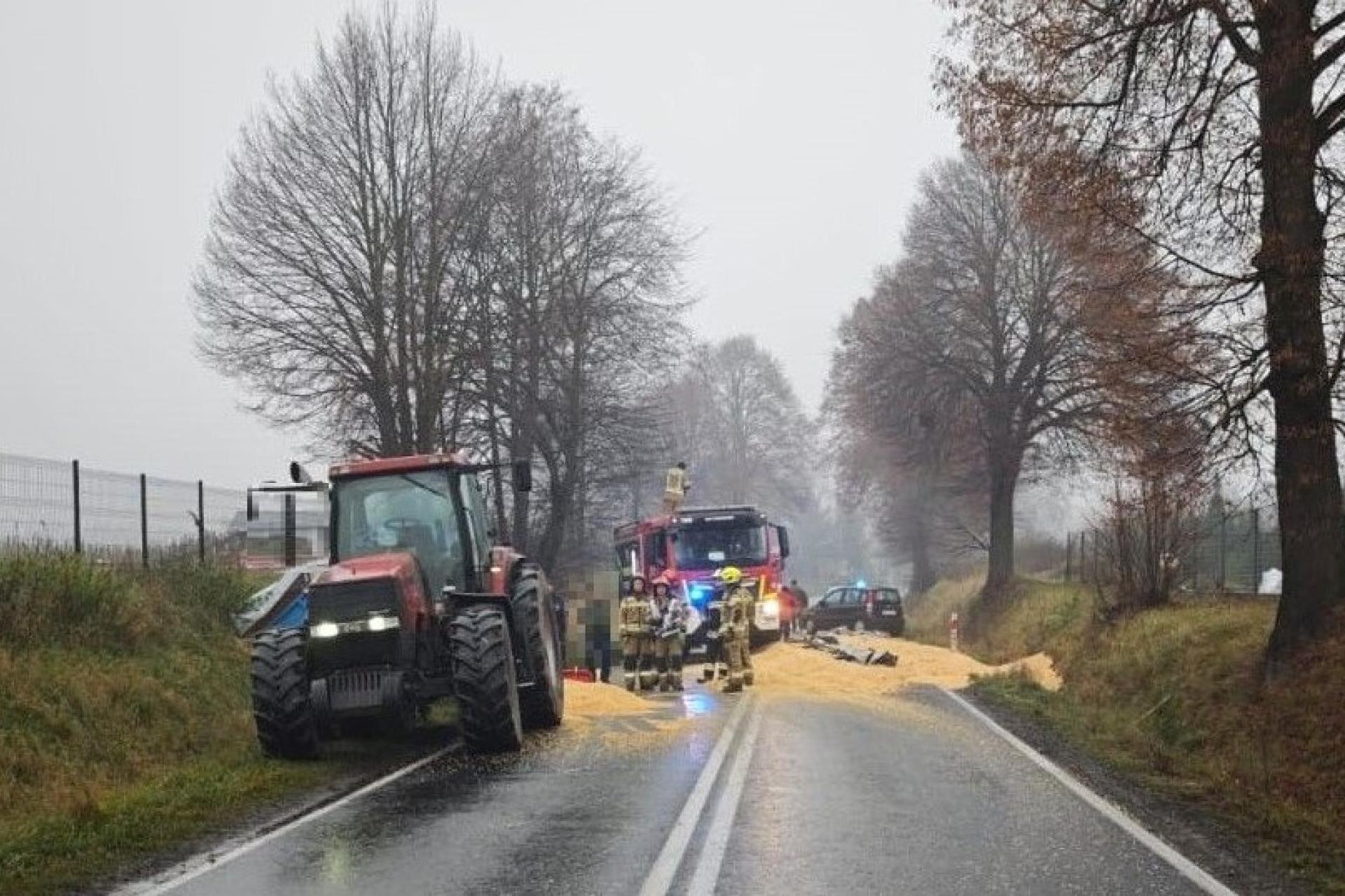 Droga krajowa 44 w Przeciszowie zablokowana przez... rozsypaną kukurydzę