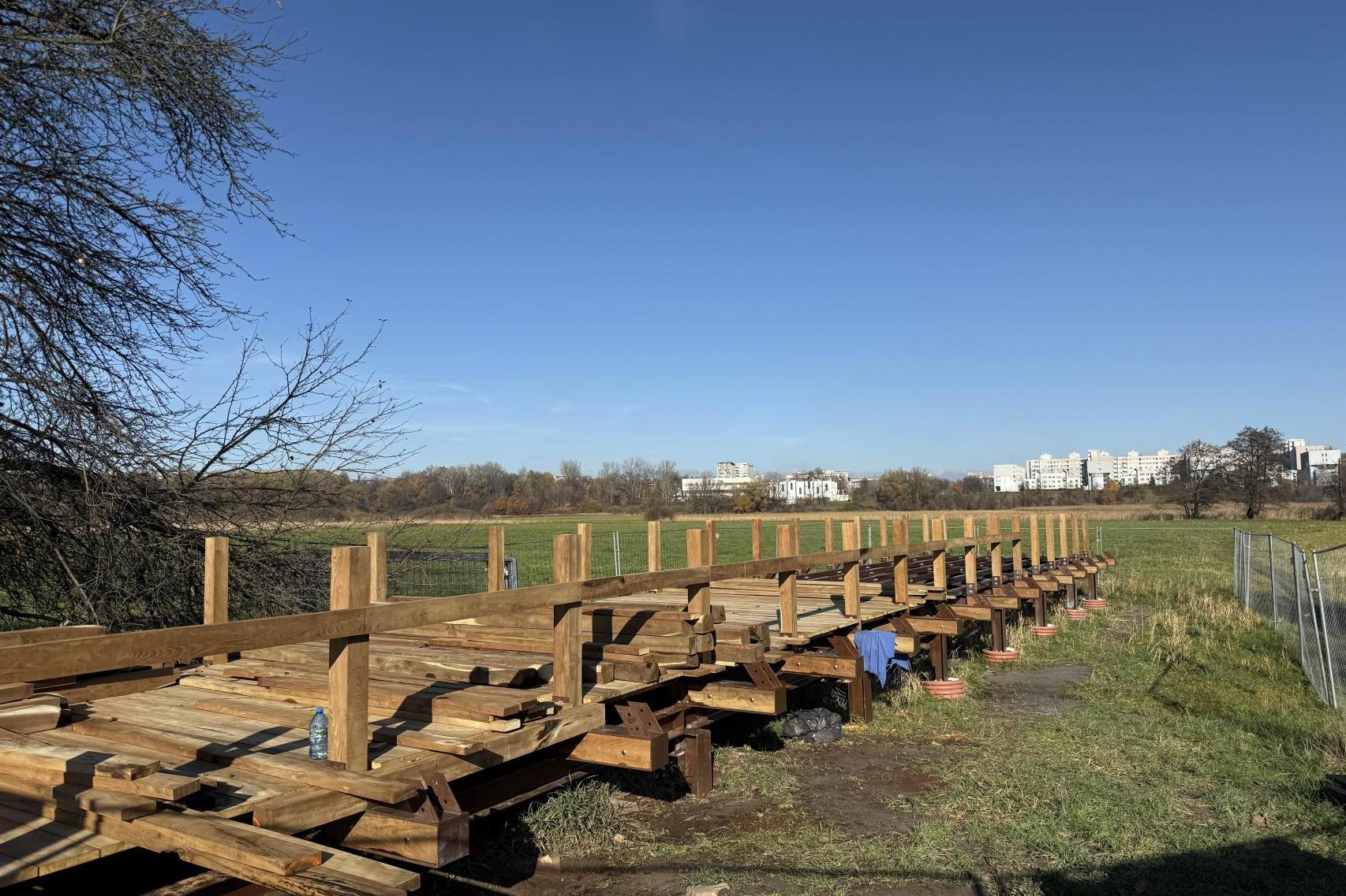 Na Łąkach Nowohuckich były dwa pomosty widokowe, będzie jeden. Dlaczego?