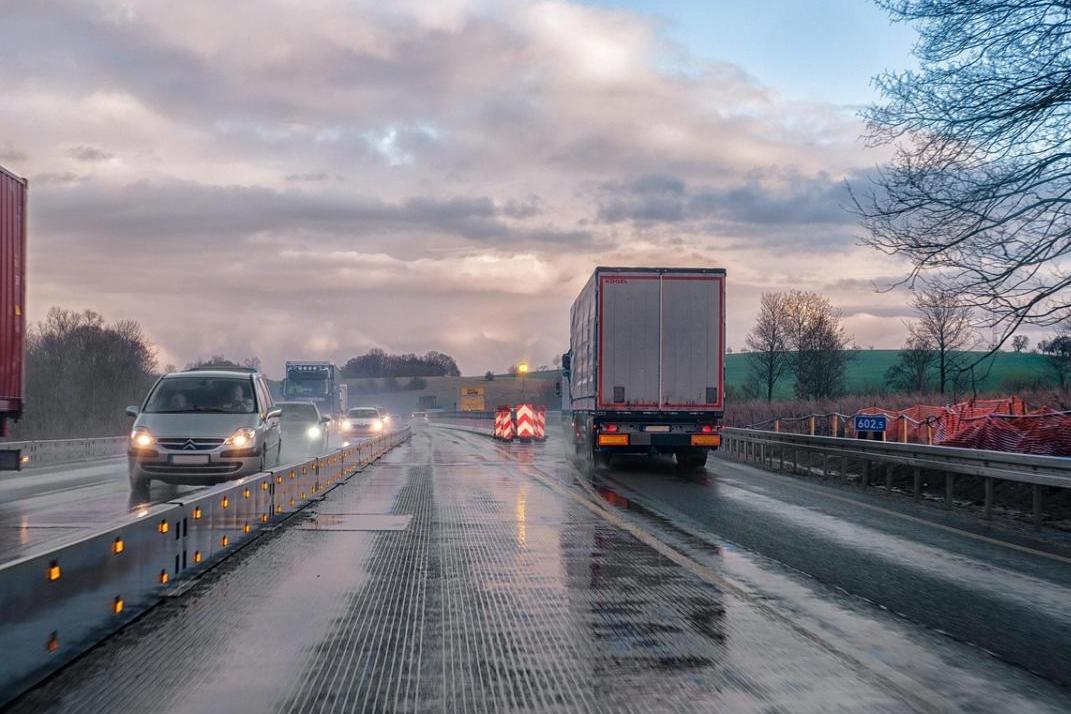 Ostrzeżenie przed oblodzeniami. Na małopolskich drogach i chodnikach będzie ślisko