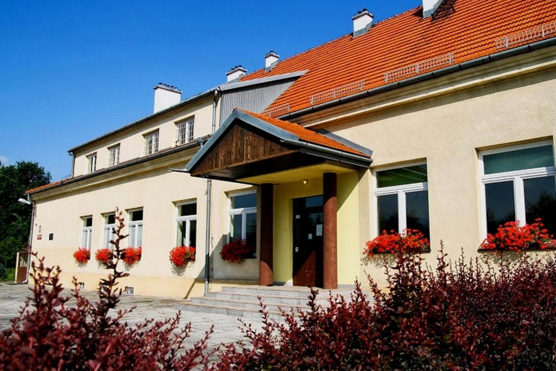 Kraków: rodzice alarmują o przepełnionych szkołach w Rybitwach. Apelują o budowę nowej placówki