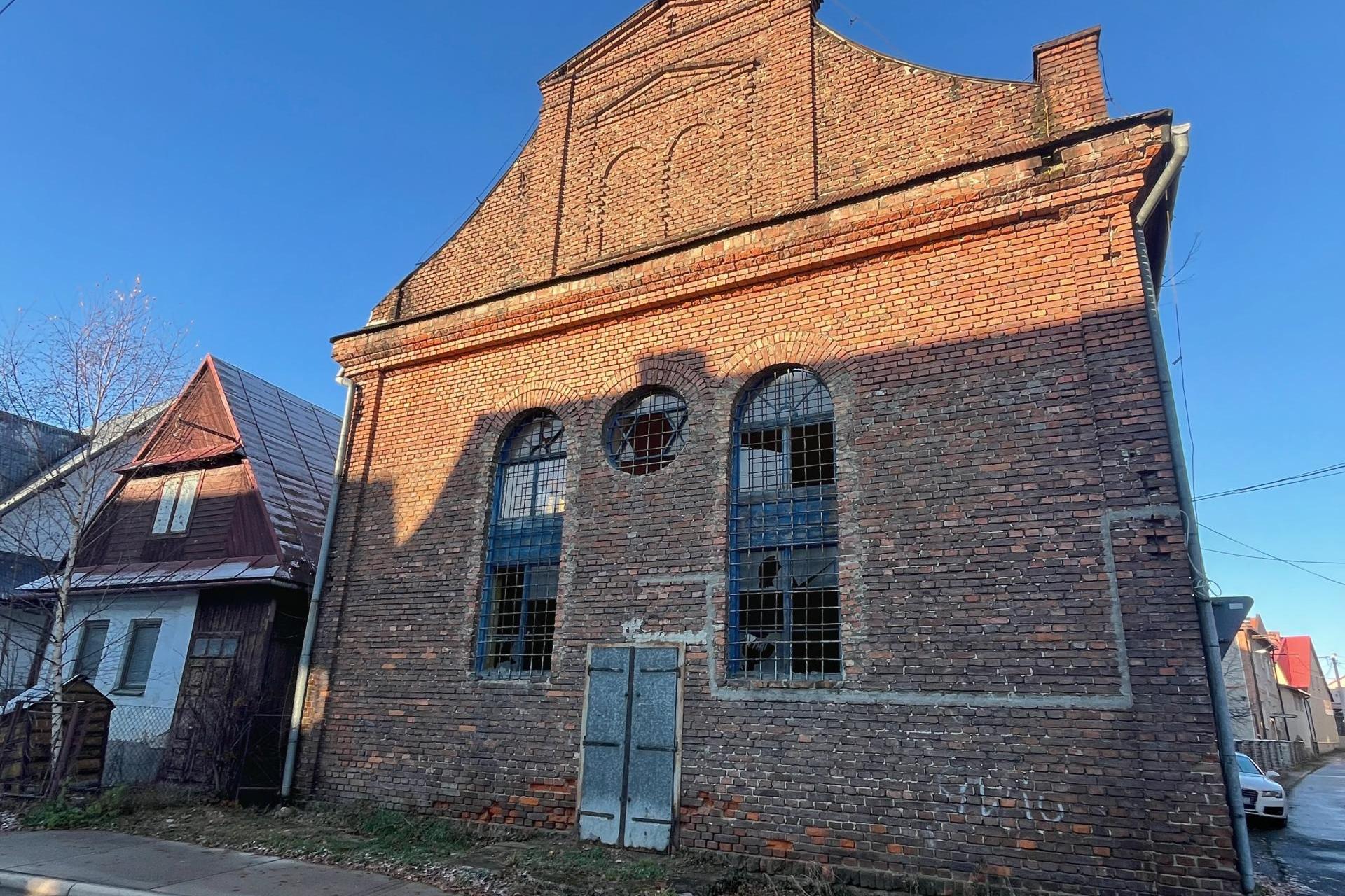 Spór o zabytkową synagogę w Czarnym Dunajcu. Radni zdecydowali
