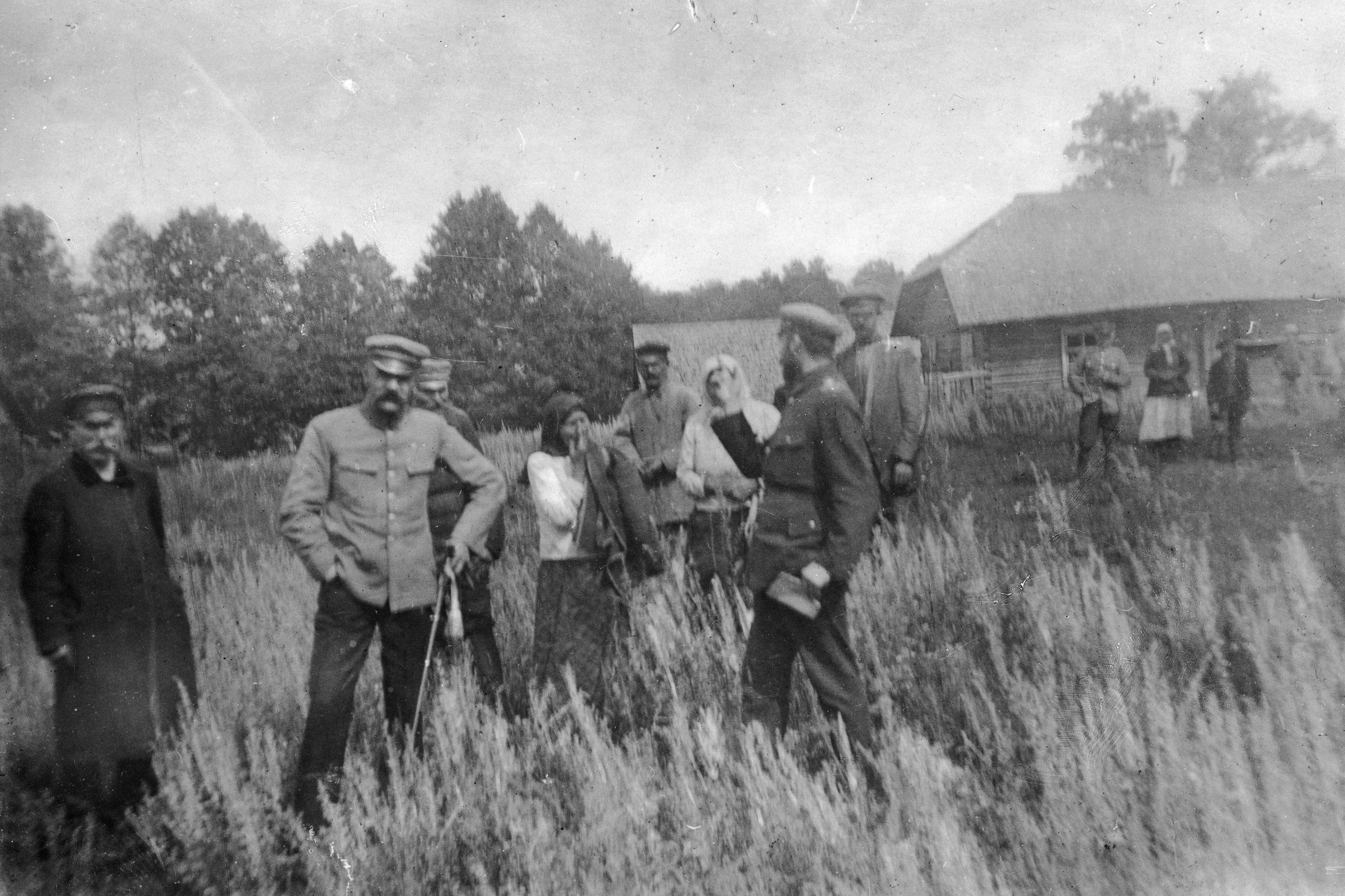 Brygadier Józef Piłsudski z ludnością wiejską, 1916 r / NAC  