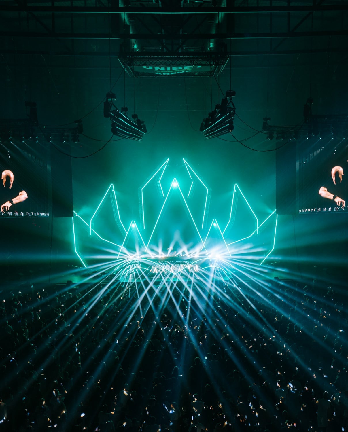 Sam artysta zakrywa twarz czymś na kształt weneckiej maski błazna