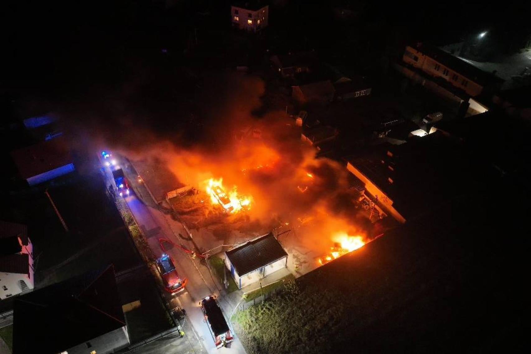 Duży pożar warsztatu samochodowego w Skale. Spłonęły busy i autobusy