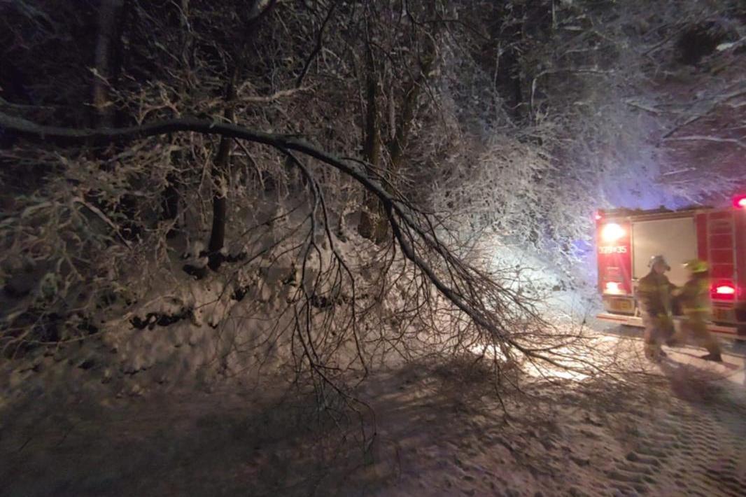 Małopolska w kleszczach zimy. Setki domów bez prądu, połamane drzewa, wypadki