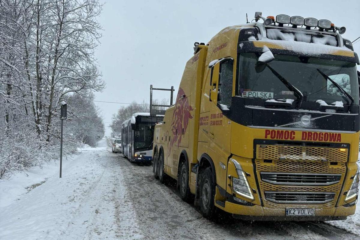 Śnieg sparaliżował Kraków i sąsiednie gminy. Skrócone linie autobusowe, opóźnienia