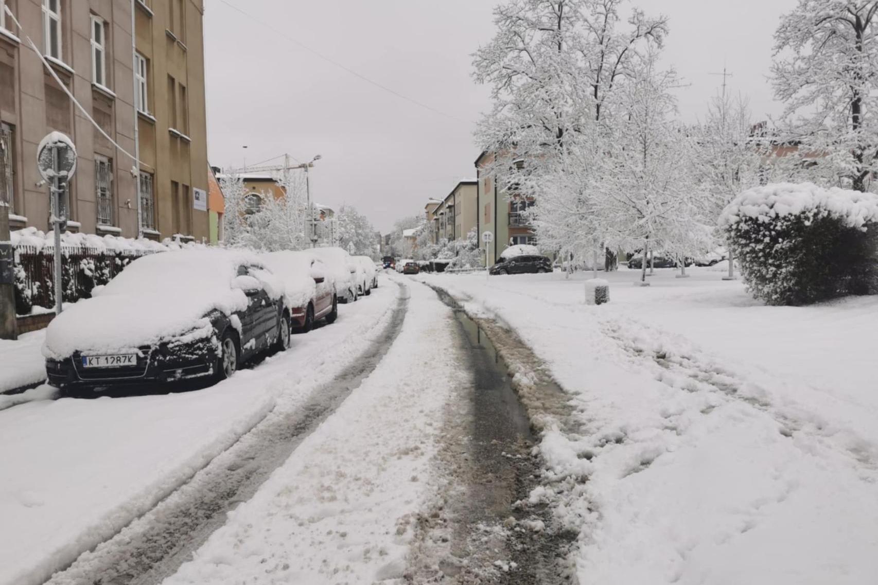 Tarnów pod śniegiem, strażacy mają pełne ręce roboty