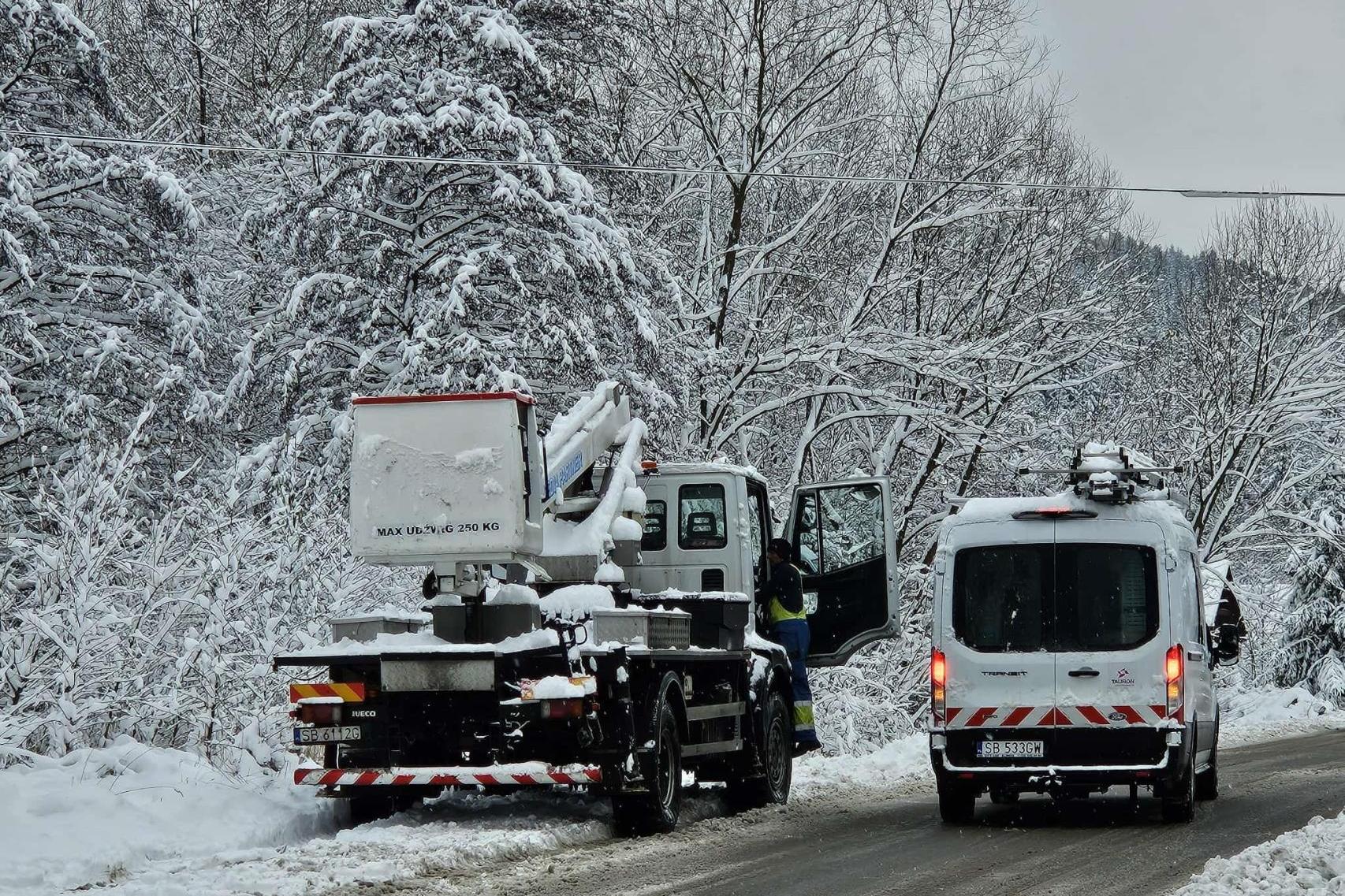 Małopolska mierzy się ze skutkami ataku zimy. Energetycy wciąż usuwają awarie prądu