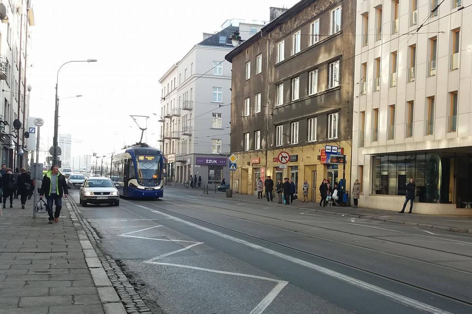 Niebezpieczna awaria w Krakowie - szyna pękła pod tramwajem i przebiła podłogę