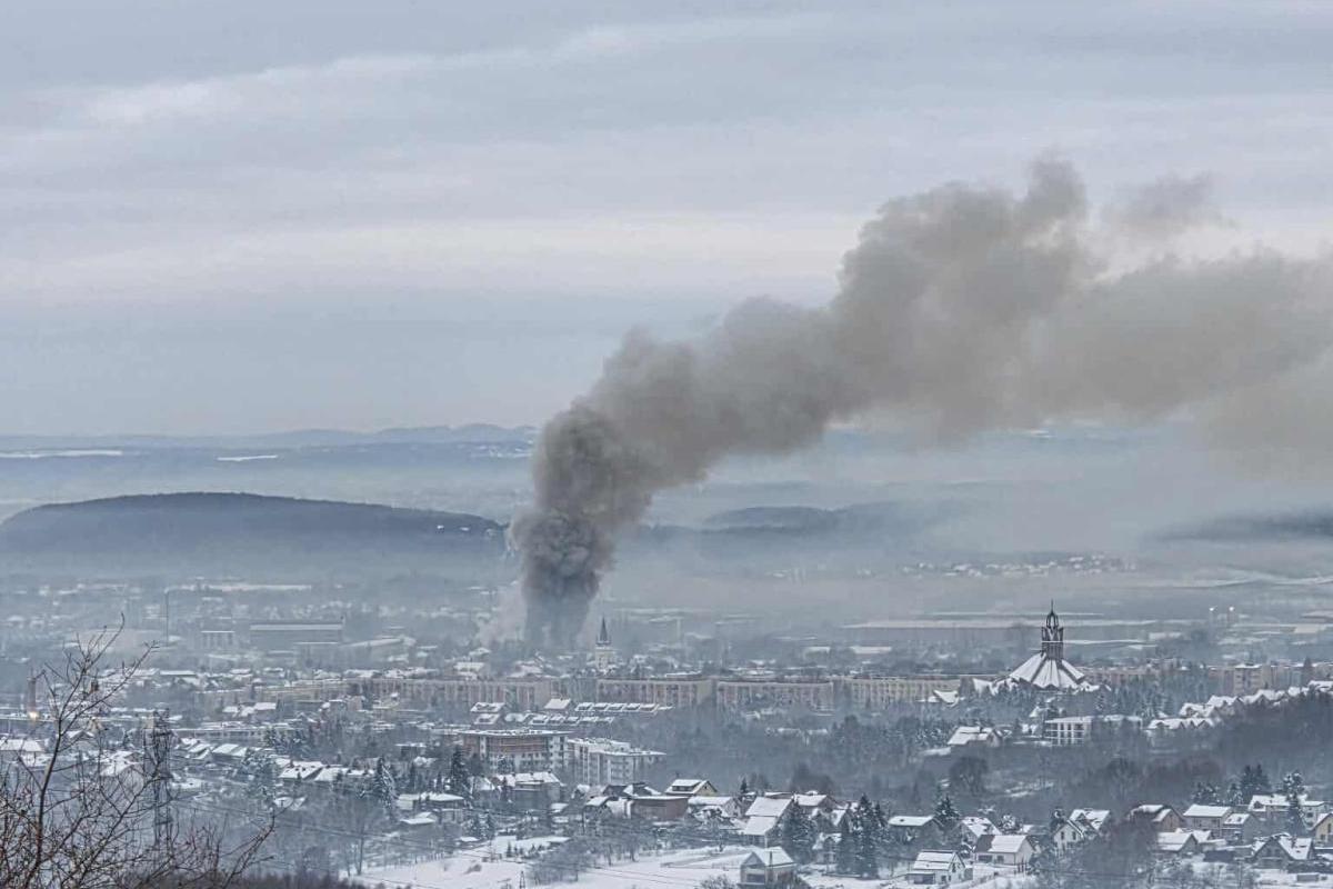 Ogromny pożar w Skawinie. Ogień wybuchł w hali produkcyjnej
