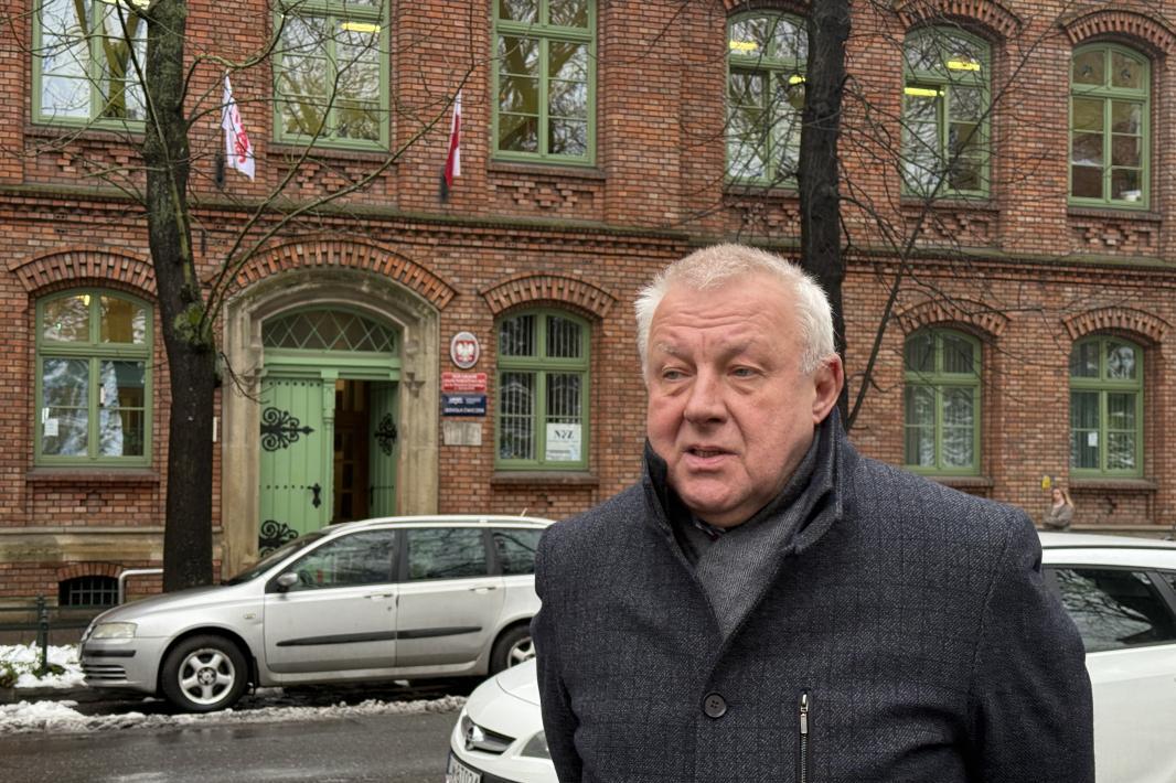 Zawieszony dyrektor XLIV LO zabrał głos. "Jak można tak krzywdzić drugiego człowieka?"