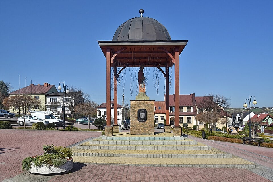 Rynek w Ryglicach (fot. Henryk Bielamowicz/Wikipedia)