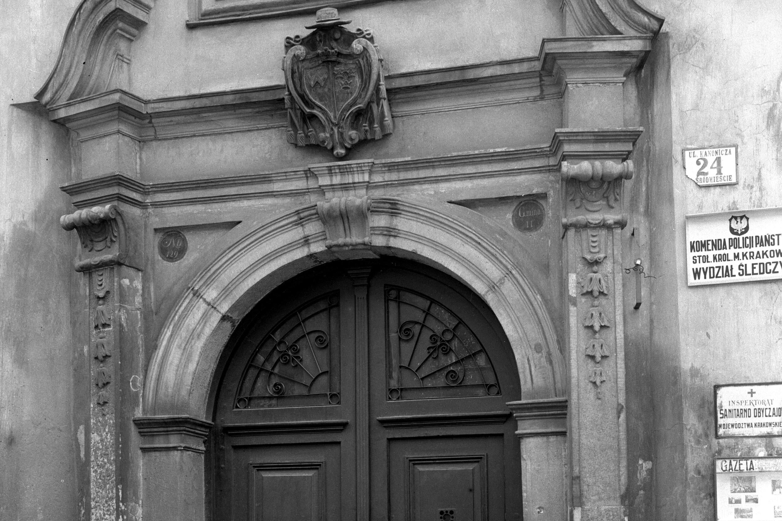  Brama wejściowa i ozdobny portal Pałacu Górków przy ulicy Kanoniczej 24, NAC