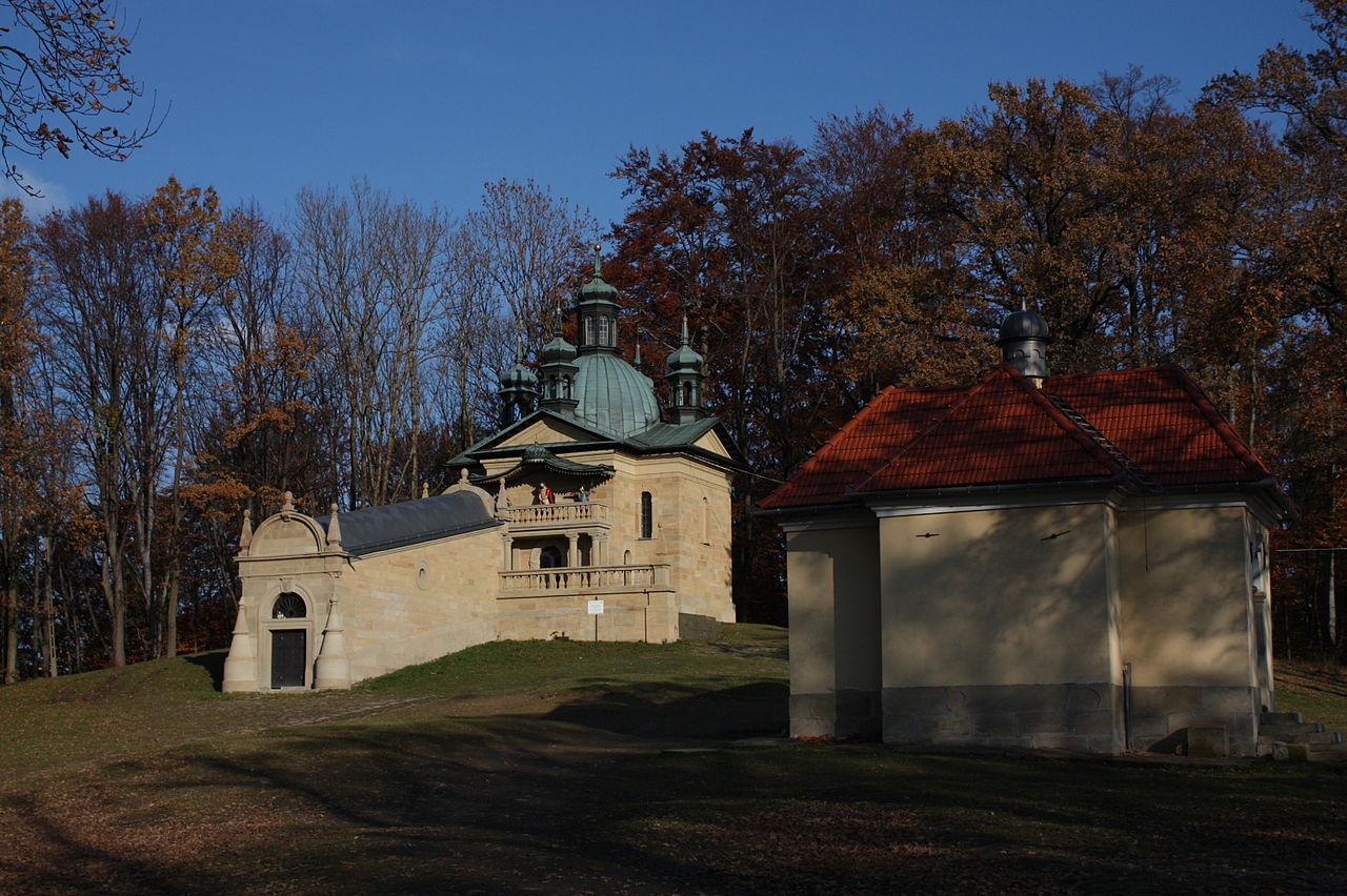 Kalwaria Zebrzydowska, Kaplice Ecce Homo i Niesienia Krzyża (fot. Ludwig Schneider/Wikipdia)