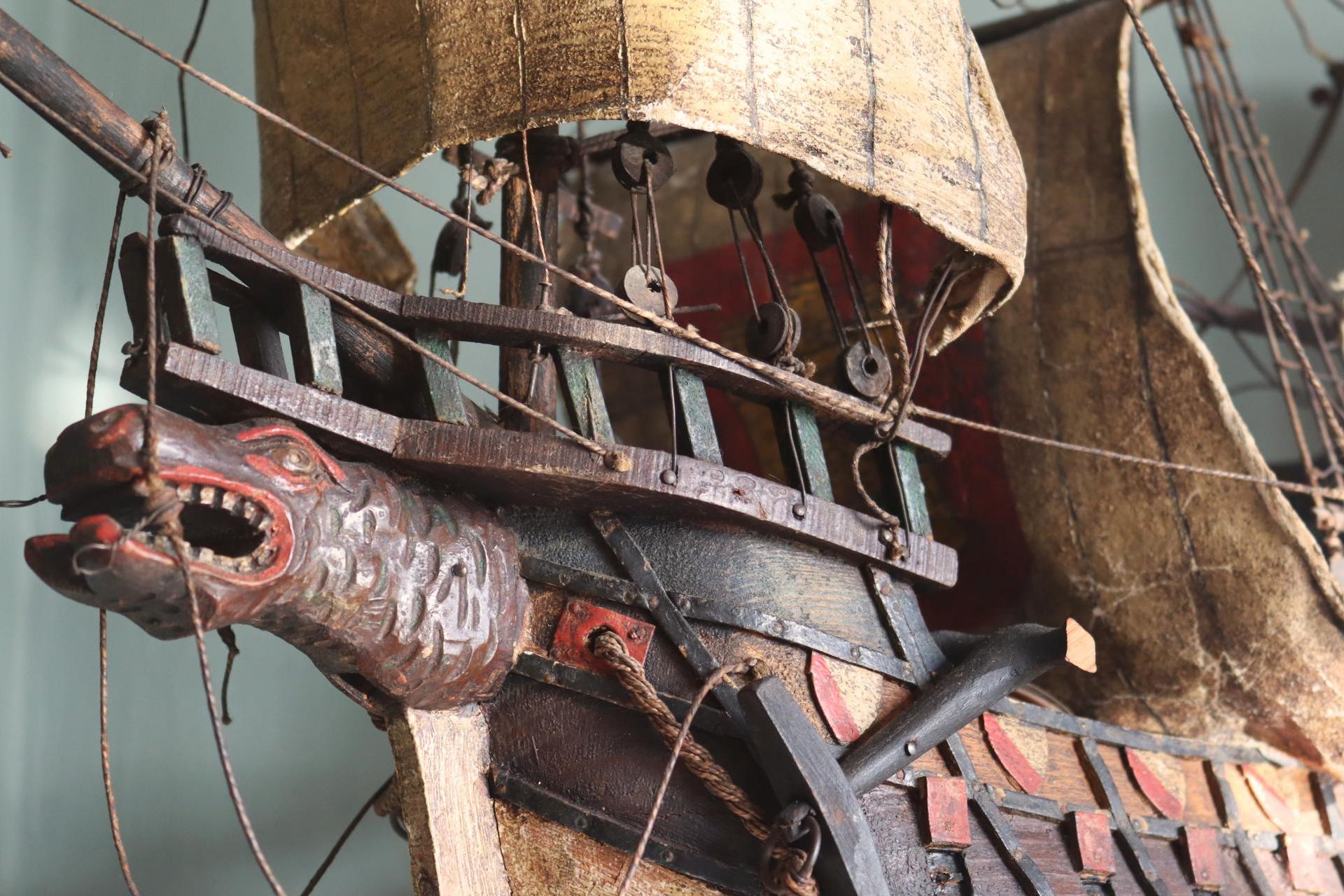 Atlasy szkolne z XIX i XX wieku, stare mapy i busole. Czym bawiły się dzieci sto lat temu?