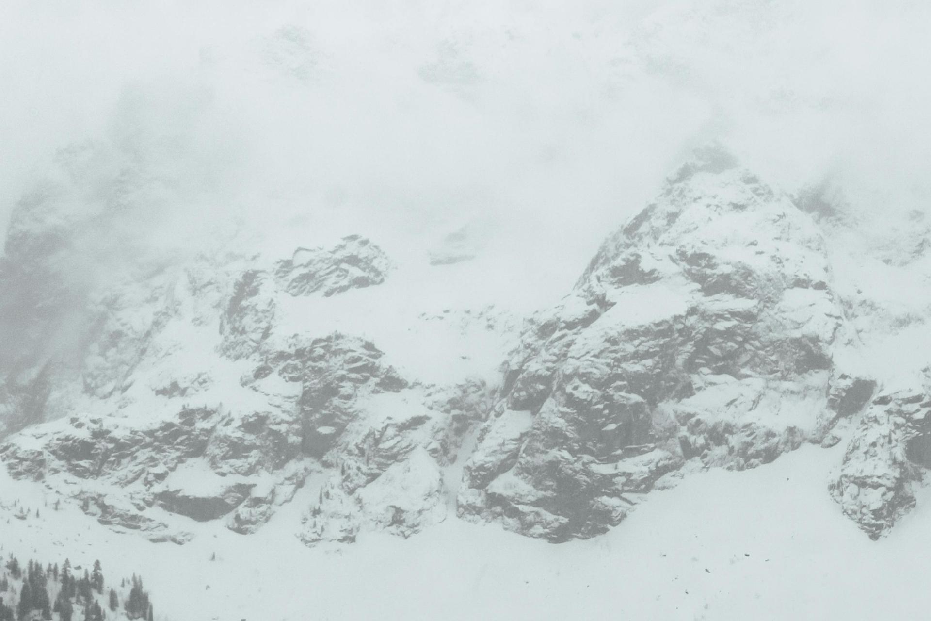 Drugi stopień zagrożenia lawinowego w Tatrach. Wszystkie szlaki są zasypane