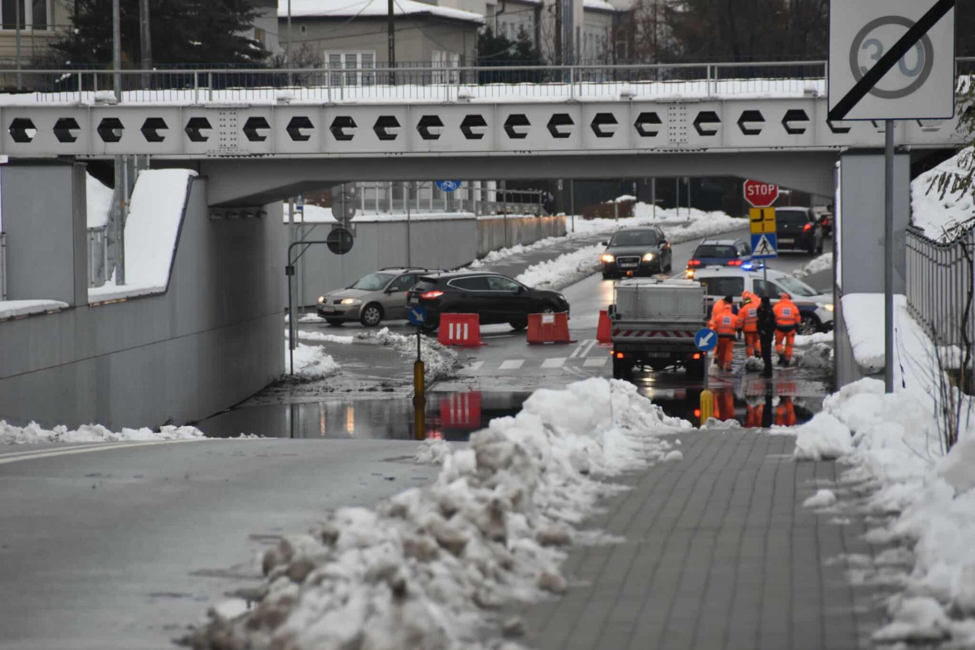 Znów zalany wiadukt kolejowy w Tarnowie. Kolejarze obiecują częstsze przeglądy odwodnienia